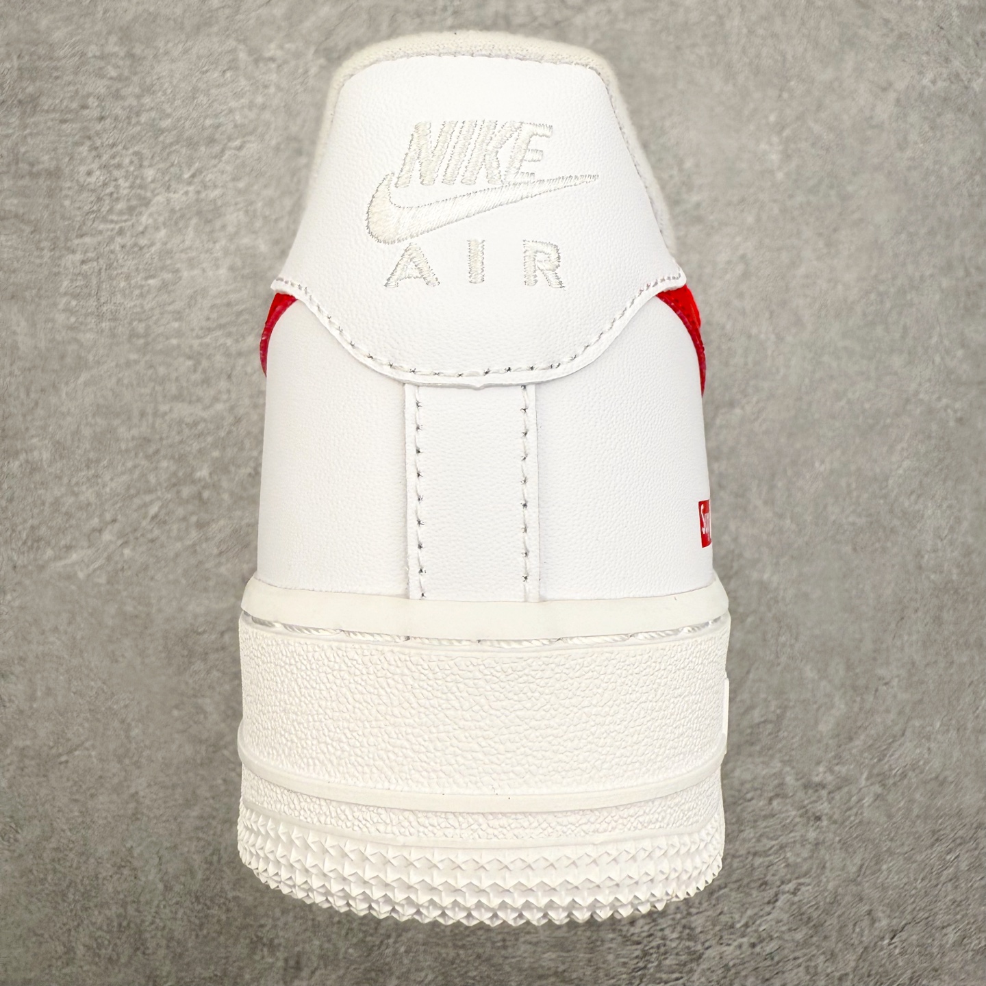 图片[7]-NK Air Force 1´07 Low 空军一号低帮百搭休闲运动板鞋 UP9225-101 柔软、弹性十足的缓震性能和出色的中底设计 横跨复古与现代的外型结合 造就出风靡全球 三十多年的Force 1 直到今天还深受青睐 实拍调校N版已经零色差零失真 百分百还原实物色彩所见即所得 不存在货不对板色差等低级问题 选购参考实物拍摄 不混卖不参货 只用心做好货严格选品 承诺混一赔十 尺码：36 36.5 37.5 38 38.5 39 40 40.5 41 42 42.5 43 44 44.5 45-选品中心