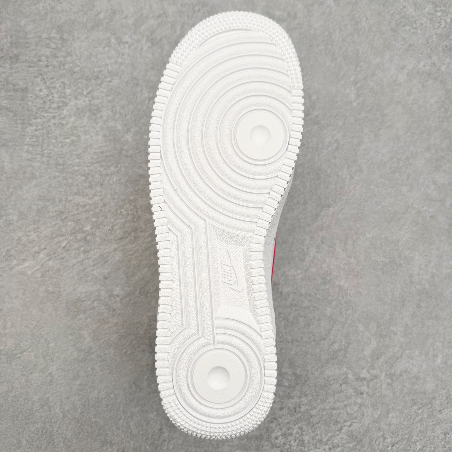 图片[6]-NK Air Force 1´07 Low 空军一号低帮百搭休闲运动板鞋 UP9225-101 柔软、弹性十足的缓震性能和出色的中底设计 横跨复古与现代的外型结合 造就出风靡全球 三十多年的Force 1 直到今天还深受青睐 实拍调校N版已经零色差零失真 百分百还原实物色彩所见即所得 不存在货不对板色差等低级问题 选购参考实物拍摄 不混卖不参货 只用心做好货严格选品 承诺混一赔十 尺码：36 36.5 37.5 38 38.5 39 40 40.5 41 42 42.5 43 44 44.5 45-选品中心