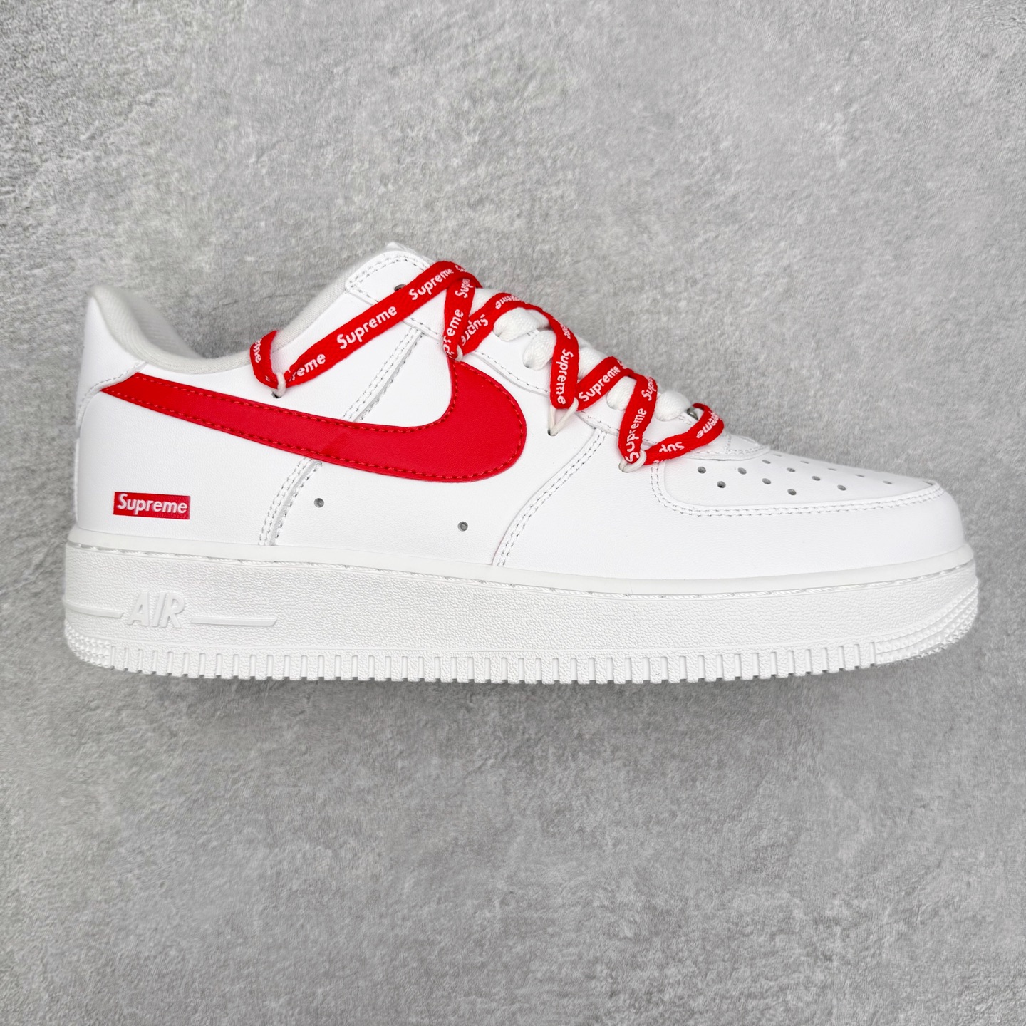 NK Air Force 1´07 Low 空军一号低帮百搭休闲运动板鞋 UP9225-101 柔软、弹性十足的缓震性能和出色的中底设计 横跨复古与现代的外型结合 造就出风靡全球 三十多年的Force 1 直到今天还深受青睐 实拍调校N版已经零色差零失真 百分百还原实物色彩所见即所得 不存在货不对板色差等低级问题 选购参考实物拍摄 不混卖不参货 只用心做好货严格选品 承诺混一赔十 尺码：36 36.5 37.5 38 38.5 39 40 40.5 41 42 42.5 43 44 44.5 45-选品中心