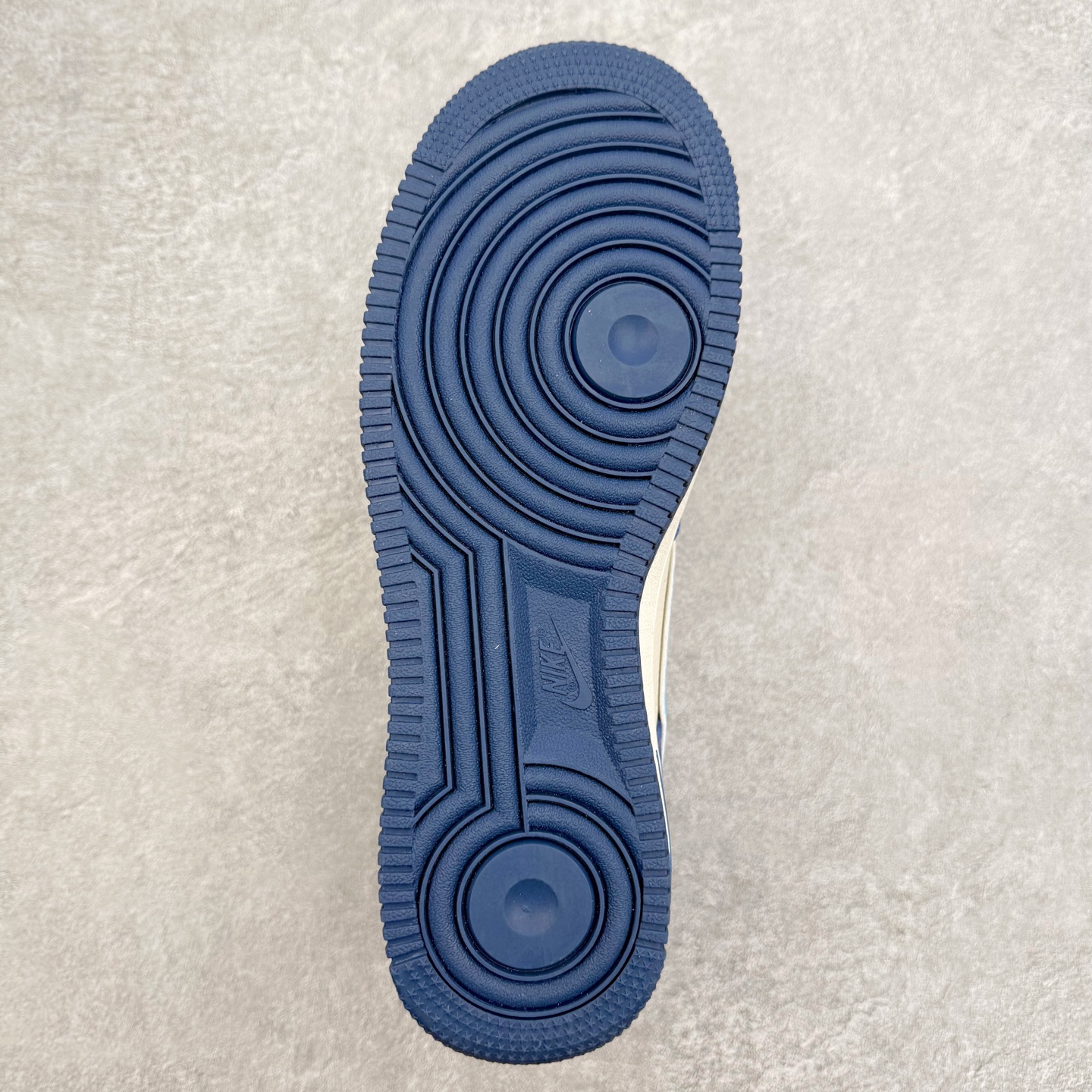 图片[9]-NK Air Force 1´07 Low 空军一号低帮百搭休闲运动板鞋 SY1388-003 柔软、弹性十足的缓震性能和出色的中底设计 横跨复古与现代的外型结合 造就出风靡全球 三十多年的Force 1 直到今天还深受青睐 实拍调校N版已经零色差零失真 百分百还原实物色彩所见即所得 不存在货不对板色差等低级问题 选购参考实物拍摄 不混卖不参货 只用心做好货严格选品 承诺混一赔十 尺码：36 36.5 37.5 38 38.5 39 40 40.5 41 42 42.5 43 44 44.5 45-选品中心