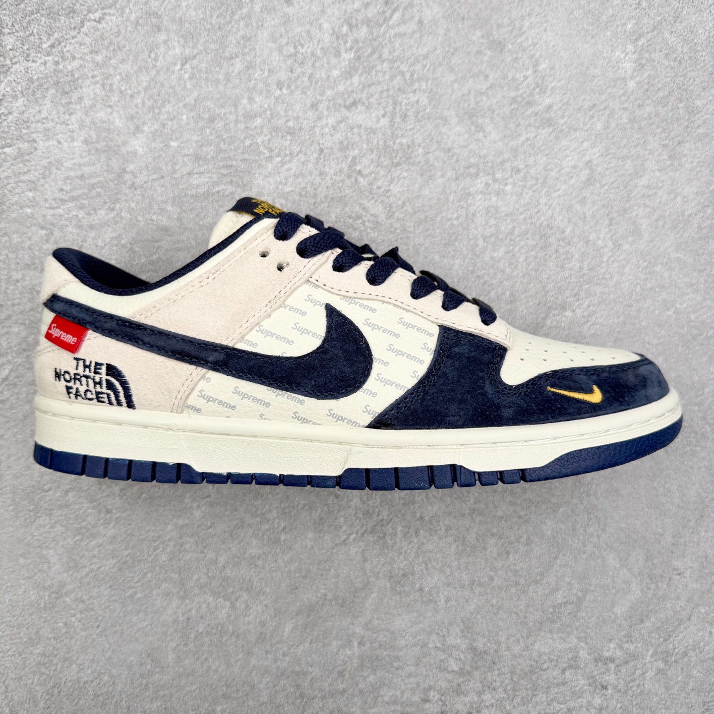 ＃纯原福利 NK Dunk Low 定制配色 大厂出品 极力推荐 原装头层材料 独家版型蒸餾加工帶來的是更好的视觉和脚感体验大厂纯原品质出货 清洁度 电绣工艺 皮料切割干净无任何毛边 细节完美 尺码：36 36.5 37.5 38 38.5 39 40 40.5 41 42 42.5 43 44 44.5 45-选品中心