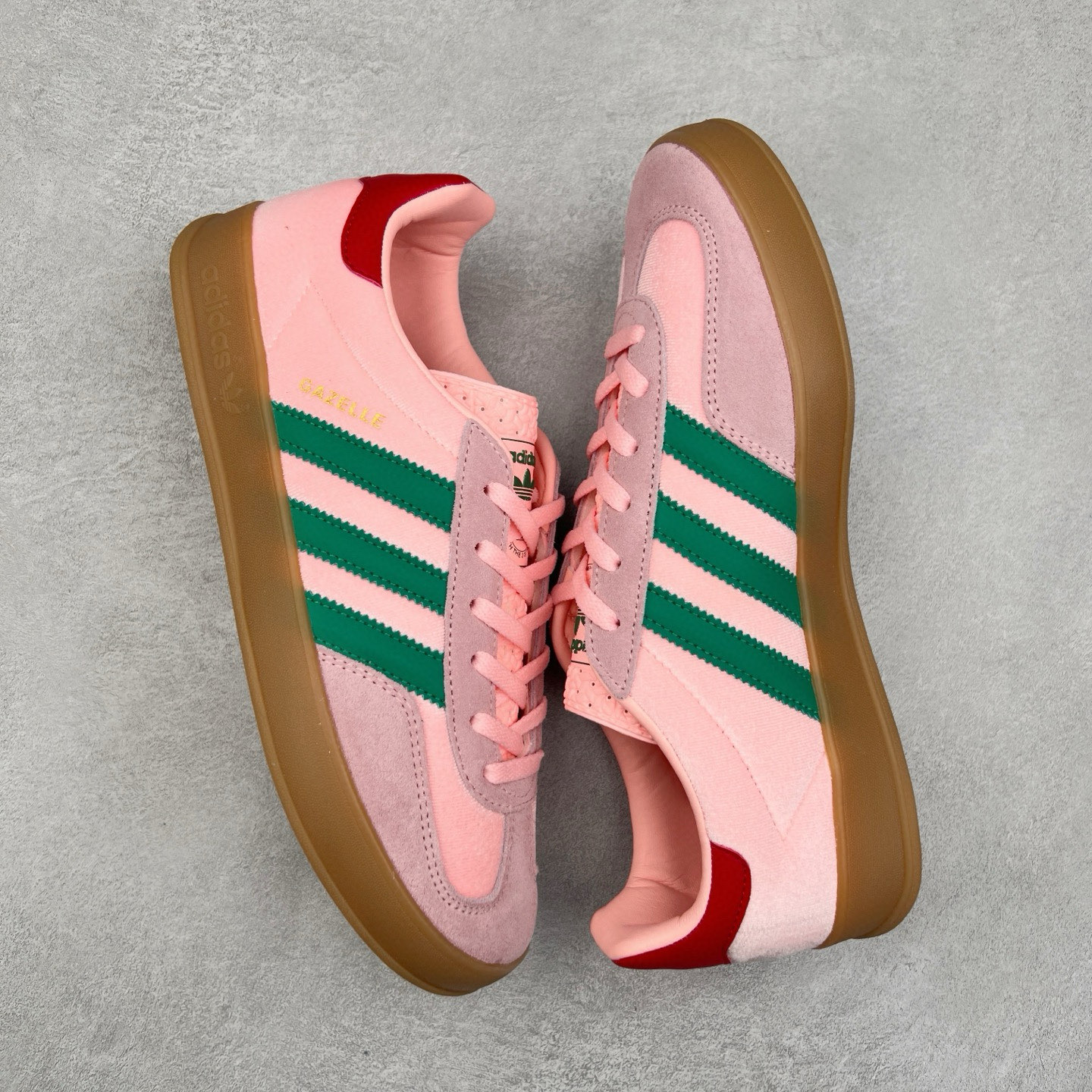 图片[3]-＃纯原福利 AD Original Gazelle Indoor Trainers 瞪羚室内鞋系列低帮复古百搭休闲运动德训风板鞋 JI2717 长期补货超性价比特供批次 原厂定制长毛翻毛皮组合环保纤维革鞋面材质 内置环保海玻璃鞋垫 外置RB橡胶大底 产品品控稳定性领先行业 原厂全套原楦原纸板冲刀磨具开发 原厂皮料加持 原厂港宝加持定型后跟R度完美 将复古进行到底 简约流畅 三十年不变经典 这款Gazelle运动鞋 无论面料、配色、质感或设计 都只在重现其1991年原款的经典 皮革鞋面 撞色三条纹和鞋跟标的设计 力求呈现90年代的经典复古风潮 Samba火热的同时 也带动了其它的复古鞋型 Gazelle便是其中一只 Gazelle Indoor拥有包边更宽的T字型鞋头 更好的保护运动员的前掌 浓浓的复古氛围感 非常适合现在流行的Cleanfit风格 尺码：35 36 36⅔ 37⅓ 38 38⅔ 39⅓ 40 40⅔ 41⅓ 42 42⅔ 43⅓ 44 44⅔ 45-选品中心