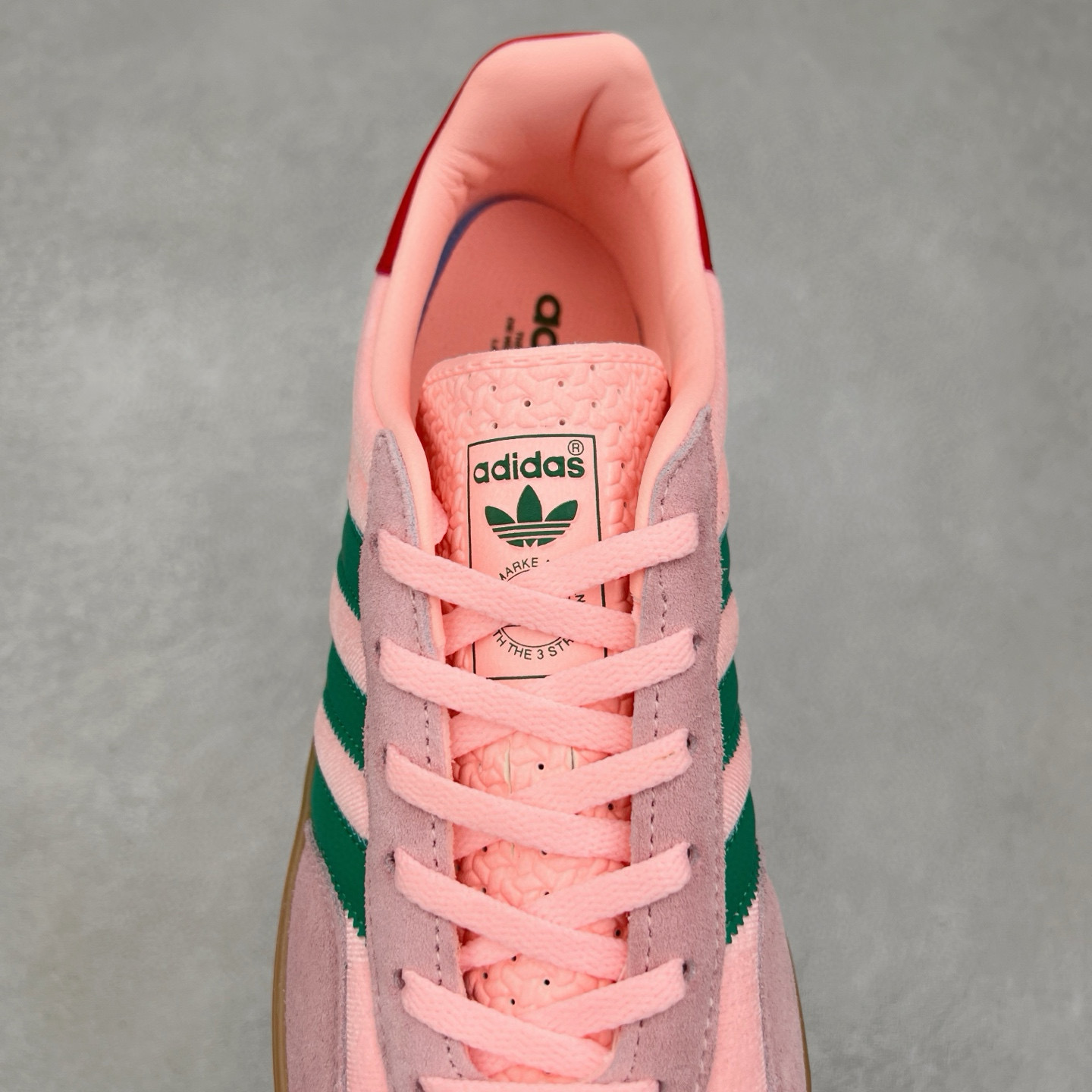 图片[5]-＃纯原福利 AD Original Gazelle Indoor Trainers 瞪羚室内鞋系列低帮复古百搭休闲运动德训风板鞋 JI2717 长期补货超性价比特供批次 原厂定制长毛翻毛皮组合环保纤维革鞋面材质 内置环保海玻璃鞋垫 外置RB橡胶大底 产品品控稳定性领先行业 原厂全套原楦原纸板冲刀磨具开发 原厂皮料加持 原厂港宝加持定型后跟R度完美 将复古进行到底 简约流畅 三十年不变经典 这款Gazelle运动鞋 无论面料、配色、质感或设计 都只在重现其1991年原款的经典 皮革鞋面 撞色三条纹和鞋跟标的设计 力求呈现90年代的经典复古风潮 Samba火热的同时 也带动了其它的复古鞋型 Gazelle便是其中一只 Gazelle Indoor拥有包边更宽的T字型鞋头 更好的保护运动员的前掌 浓浓的复古氛围感 非常适合现在流行的Cleanfit风格 尺码：35 36 36⅔ 37⅓ 38 38⅔ 39⅓ 40 40⅔ 41⅓ 42 42⅔ 43⅓ 44 44⅔ 45-选品中心