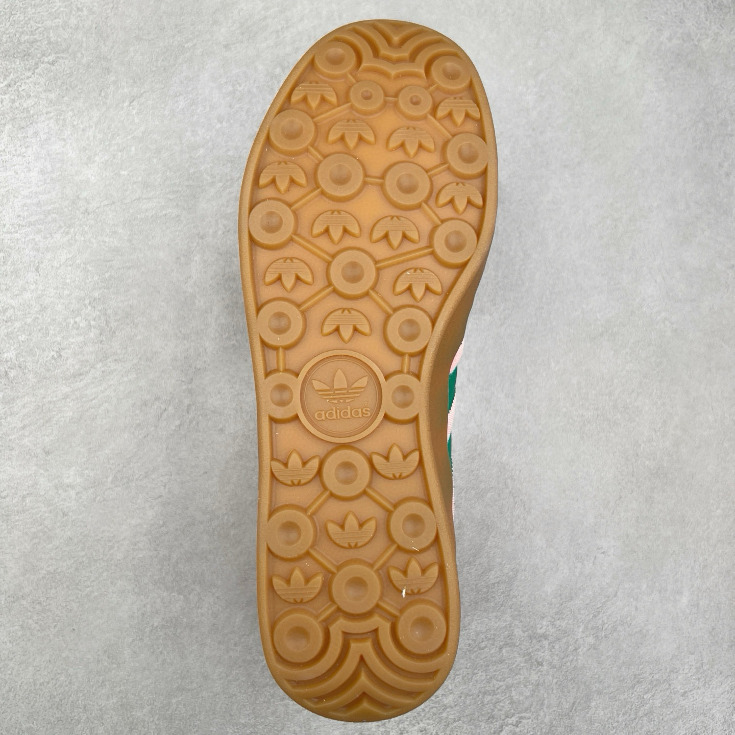 图片[9]-＃纯原福利 AD Original Gazelle Indoor Trainers 瞪羚室内鞋系列低帮复古百搭休闲运动德训风板鞋 JI2717 长期补货超性价比特供批次 原厂定制长毛翻毛皮组合环保纤维革鞋面材质 内置环保海玻璃鞋垫 外置RB橡胶大底 产品品控稳定性领先行业 原厂全套原楦原纸板冲刀磨具开发 原厂皮料加持 原厂港宝加持定型后跟R度完美 将复古进行到底 简约流畅 三十年不变经典 这款Gazelle运动鞋 无论面料、配色、质感或设计 都只在重现其1991年原款的经典 皮革鞋面 撞色三条纹和鞋跟标的设计 力求呈现90年代的经典复古风潮 Samba火热的同时 也带动了其它的复古鞋型 Gazelle便是其中一只 Gazelle Indoor拥有包边更宽的T字型鞋头 更好的保护运动员的前掌 浓浓的复古氛围感 非常适合现在流行的Cleanfit风格 尺码：35 36 36⅔ 37⅓ 38 38⅔ 39⅓ 40 40⅔ 41⅓ 42 42⅔ 43⅓ 44 44⅔ 45-选品中心