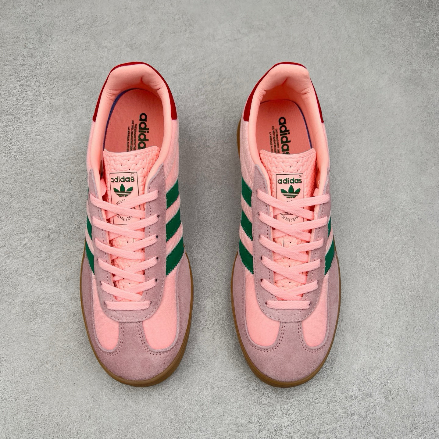 图片[2]-＃纯原福利 AD Original Gazelle Indoor Trainers 瞪羚室内鞋系列低帮复古百搭休闲运动德训风板鞋 JI2717 长期补货超性价比特供批次 原厂定制长毛翻毛皮组合环保纤维革鞋面材质 内置环保海玻璃鞋垫 外置RB橡胶大底 产品品控稳定性领先行业 原厂全套原楦原纸板冲刀磨具开发 原厂皮料加持 原厂港宝加持定型后跟R度完美 将复古进行到底 简约流畅 三十年不变经典 这款Gazelle运动鞋 无论面料、配色、质感或设计 都只在重现其1991年原款的经典 皮革鞋面 撞色三条纹和鞋跟标的设计 力求呈现90年代的经典复古风潮 Samba火热的同时 也带动了其它的复古鞋型 Gazelle便是其中一只 Gazelle Indoor拥有包边更宽的T字型鞋头 更好的保护运动员的前掌 浓浓的复古氛围感 非常适合现在流行的Cleanfit风格 尺码：35 36 36⅔ 37⅓ 38 38⅔ 39⅓ 40 40⅔ 41⅓ 42 42⅔ 43⅓ 44 44⅔ 45-选品中心