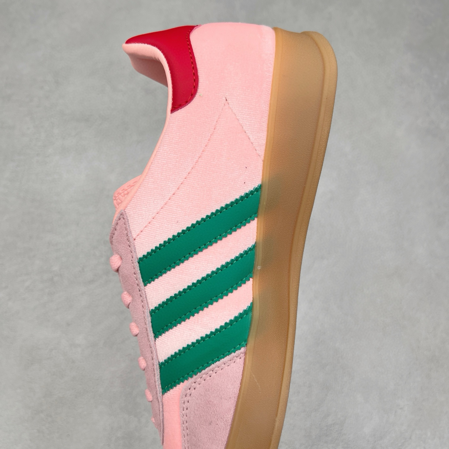 图片[7]-＃纯原福利 AD Original Gazelle Indoor Trainers 瞪羚室内鞋系列低帮复古百搭休闲运动德训风板鞋 JI2717 长期补货超性价比特供批次 原厂定制长毛翻毛皮组合环保纤维革鞋面材质 内置环保海玻璃鞋垫 外置RB橡胶大底 产品品控稳定性领先行业 原厂全套原楦原纸板冲刀磨具开发 原厂皮料加持 原厂港宝加持定型后跟R度完美 将复古进行到底 简约流畅 三十年不变经典 这款Gazelle运动鞋 无论面料、配色、质感或设计 都只在重现其1991年原款的经典 皮革鞋面 撞色三条纹和鞋跟标的设计 力求呈现90年代的经典复古风潮 Samba火热的同时 也带动了其它的复古鞋型 Gazelle便是其中一只 Gazelle Indoor拥有包边更宽的T字型鞋头 更好的保护运动员的前掌 浓浓的复古氛围感 非常适合现在流行的Cleanfit风格 尺码：35 36 36⅔ 37⅓ 38 38⅔ 39⅓ 40 40⅔ 41⅓ 42 42⅔ 43⅓ 44 44⅔ 45-选品中心