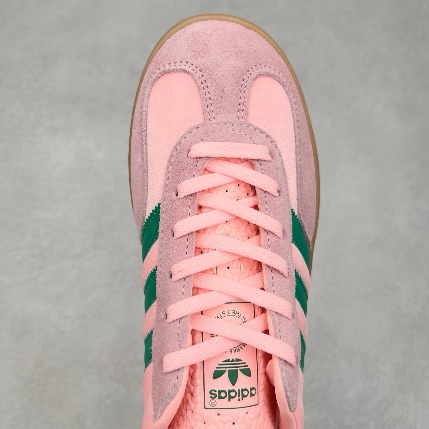 图片[4]-＃纯原福利 AD Original Gazelle Indoor Trainers 瞪羚室内鞋系列低帮复古百搭休闲运动德训风板鞋 JI2717 长期补货超性价比特供批次 原厂定制长毛翻毛皮组合环保纤维革鞋面材质 内置环保海玻璃鞋垫 外置RB橡胶大底 产品品控稳定性领先行业 原厂全套原楦原纸板冲刀磨具开发 原厂皮料加持 原厂港宝加持定型后跟R度完美 将复古进行到底 简约流畅 三十年不变经典 这款Gazelle运动鞋 无论面料、配色、质感或设计 都只在重现其1991年原款的经典 皮革鞋面 撞色三条纹和鞋跟标的设计 力求呈现90年代的经典复古风潮 Samba火热的同时 也带动了其它的复古鞋型 Gazelle便是其中一只 Gazelle Indoor拥有包边更宽的T字型鞋头 更好的保护运动员的前掌 浓浓的复古氛围感 非常适合现在流行的Cleanfit风格 尺码：35 36 36⅔ 37⅓ 38 38⅔ 39⅓ 40 40⅔ 41⅓ 42 42⅔ 43⅓ 44 44⅔ 45-选品中心