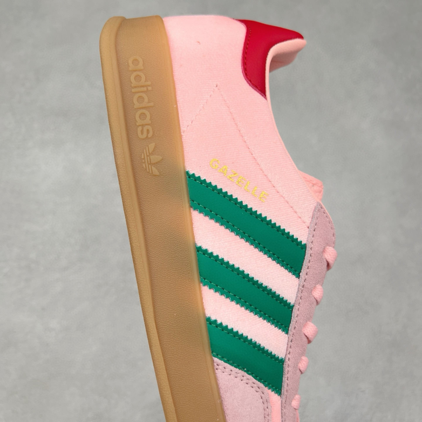 图片[6]-＃纯原福利 AD Original Gazelle Indoor Trainers 瞪羚室内鞋系列低帮复古百搭休闲运动德训风板鞋 JI2717 长期补货超性价比特供批次 原厂定制长毛翻毛皮组合环保纤维革鞋面材质 内置环保海玻璃鞋垫 外置RB橡胶大底 产品品控稳定性领先行业 原厂全套原楦原纸板冲刀磨具开发 原厂皮料加持 原厂港宝加持定型后跟R度完美 将复古进行到底 简约流畅 三十年不变经典 这款Gazelle运动鞋 无论面料、配色、质感或设计 都只在重现其1991年原款的经典 皮革鞋面 撞色三条纹和鞋跟标的设计 力求呈现90年代的经典复古风潮 Samba火热的同时 也带动了其它的复古鞋型 Gazelle便是其中一只 Gazelle Indoor拥有包边更宽的T字型鞋头 更好的保护运动员的前掌 浓浓的复古氛围感 非常适合现在流行的Cleanfit风格 尺码：35 36 36⅔ 37⅓ 38 38⅔ 39⅓ 40 40⅔ 41⅓ 42 42⅔ 43⅓ 44 44⅔ 45-选品中心