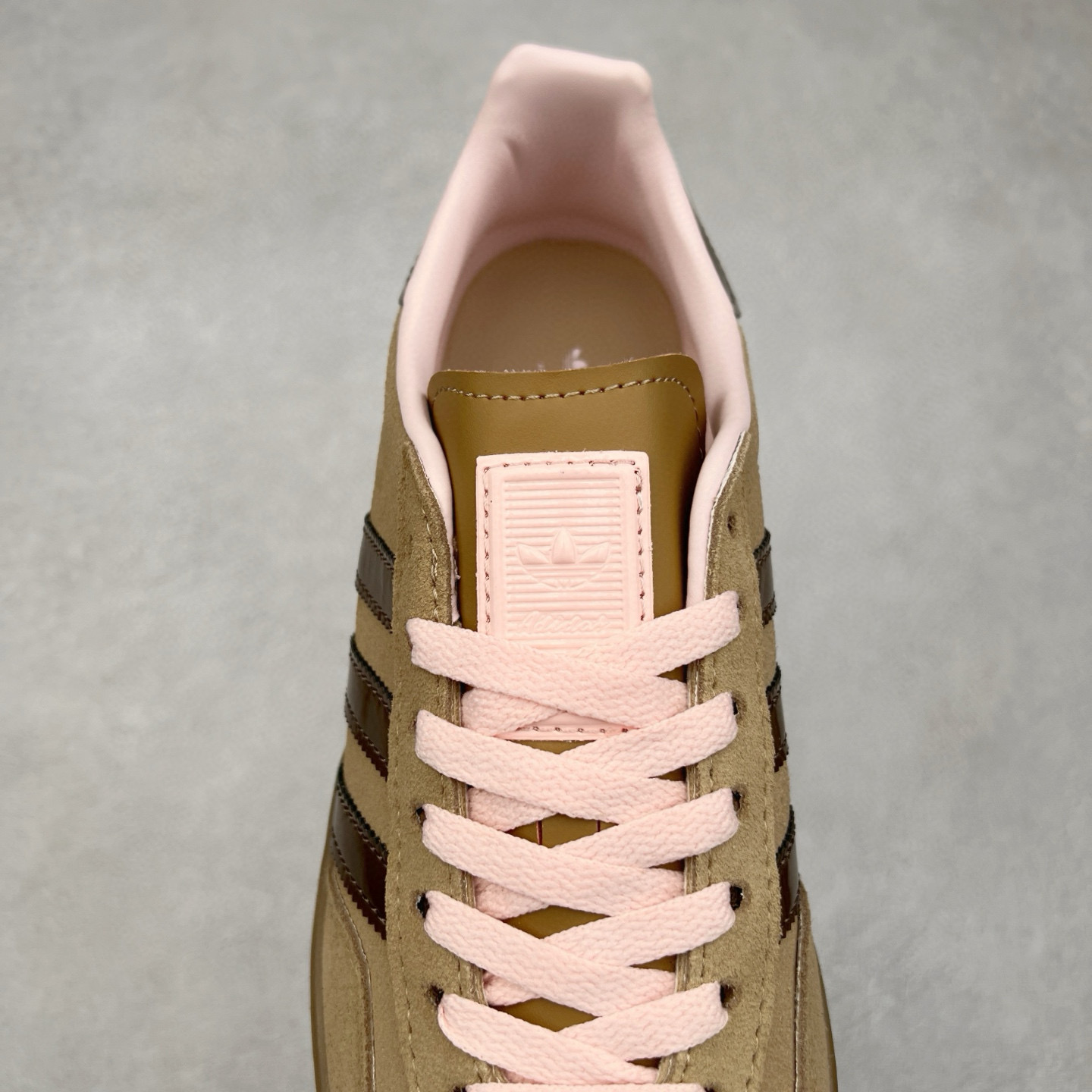 图片[5]-＃纯原福利 AD Original Gazelle Indoor Trainers 瞪羚室内鞋系列低帮复古百搭休闲运动德训风板鞋 JI2717 长期补货超性价比特供批次 原厂定制长毛翻毛皮组合环保纤维革鞋面材质 内置环保海玻璃鞋垫 外置RB橡胶大底 产品品控稳定性领先行业 原厂全套原楦原纸板冲刀磨具开发 原厂皮料加持 原厂港宝加持定型后跟R度完美 将复古进行到底 简约流畅 三十年不变经典 这款Gazelle运动鞋 无论面料、配色、质感或设计 都只在重现其1991年原款的经典 皮革鞋面 撞色三条纹和鞋跟标的设计 力求呈现90年代的经典复古风潮 Samba火热的同时 也带动了其它的复古鞋型 Gazelle便是其中一只 Gazelle Indoor拥有包边更宽的T字型鞋头 更好的保护运动员的前掌 浓浓的复古氛围感 非常适合现在流行的Cleanfit风格 尺码：35 36 36⅔ 37⅓ 38 38⅔ 39⅓ 40 40⅔ 41⅓ 42 42⅔ 43⅓ 44 44⅔ 45-选品中心