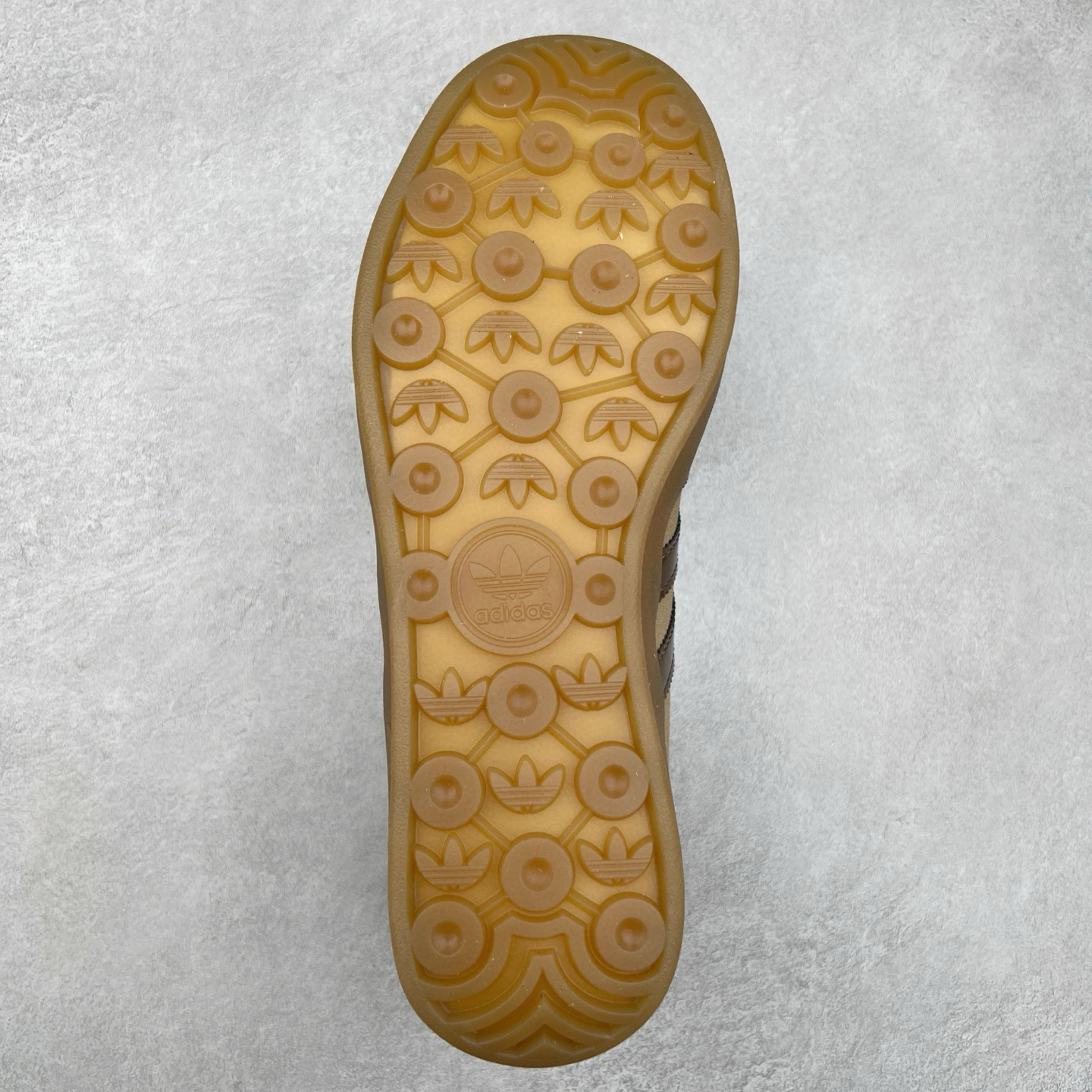 图片[9]-＃纯原福利 AD Original Gazelle Indoor Trainers 瞪羚室内鞋系列低帮复古百搭休闲运动德训风板鞋 JI2717 长期补货超性价比特供批次 原厂定制长毛翻毛皮组合环保纤维革鞋面材质 内置环保海玻璃鞋垫 外置RB橡胶大底 产品品控稳定性领先行业 原厂全套原楦原纸板冲刀磨具开发 原厂皮料加持 原厂港宝加持定型后跟R度完美 将复古进行到底 简约流畅 三十年不变经典 这款Gazelle运动鞋 无论面料、配色、质感或设计 都只在重现其1991年原款的经典 皮革鞋面 撞色三条纹和鞋跟标的设计 力求呈现90年代的经典复古风潮 Samba火热的同时 也带动了其它的复古鞋型 Gazelle便是其中一只 Gazelle Indoor拥有包边更宽的T字型鞋头 更好的保护运动员的前掌 浓浓的复古氛围感 非常适合现在流行的Cleanfit风格 尺码：35 36 36⅔ 37⅓ 38 38⅔ 39⅓ 40 40⅔ 41⅓ 42 42⅔ 43⅓ 44 44⅔ 45-选品中心