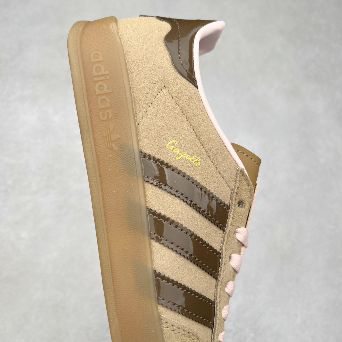 图片[6]-＃纯原福利 AD Original Gazelle Indoor Trainers 瞪羚室内鞋系列低帮复古百搭休闲运动德训风板鞋 JI2717 长期补货超性价比特供批次 原厂定制长毛翻毛皮组合环保纤维革鞋面材质 内置环保海玻璃鞋垫 外置RB橡胶大底 产品品控稳定性领先行业 原厂全套原楦原纸板冲刀磨具开发 原厂皮料加持 原厂港宝加持定型后跟R度完美 将复古进行到底 简约流畅 三十年不变经典 这款Gazelle运动鞋 无论面料、配色、质感或设计 都只在重现其1991年原款的经典 皮革鞋面 撞色三条纹和鞋跟标的设计 力求呈现90年代的经典复古风潮 Samba火热的同时 也带动了其它的复古鞋型 Gazelle便是其中一只 Gazelle Indoor拥有包边更宽的T字型鞋头 更好的保护运动员的前掌 浓浓的复古氛围感 非常适合现在流行的Cleanfit风格 尺码：35 36 36⅔ 37⅓ 38 38⅔ 39⅓ 40 40⅔ 41⅓ 42 42⅔ 43⅓ 44 44⅔ 45-选品中心