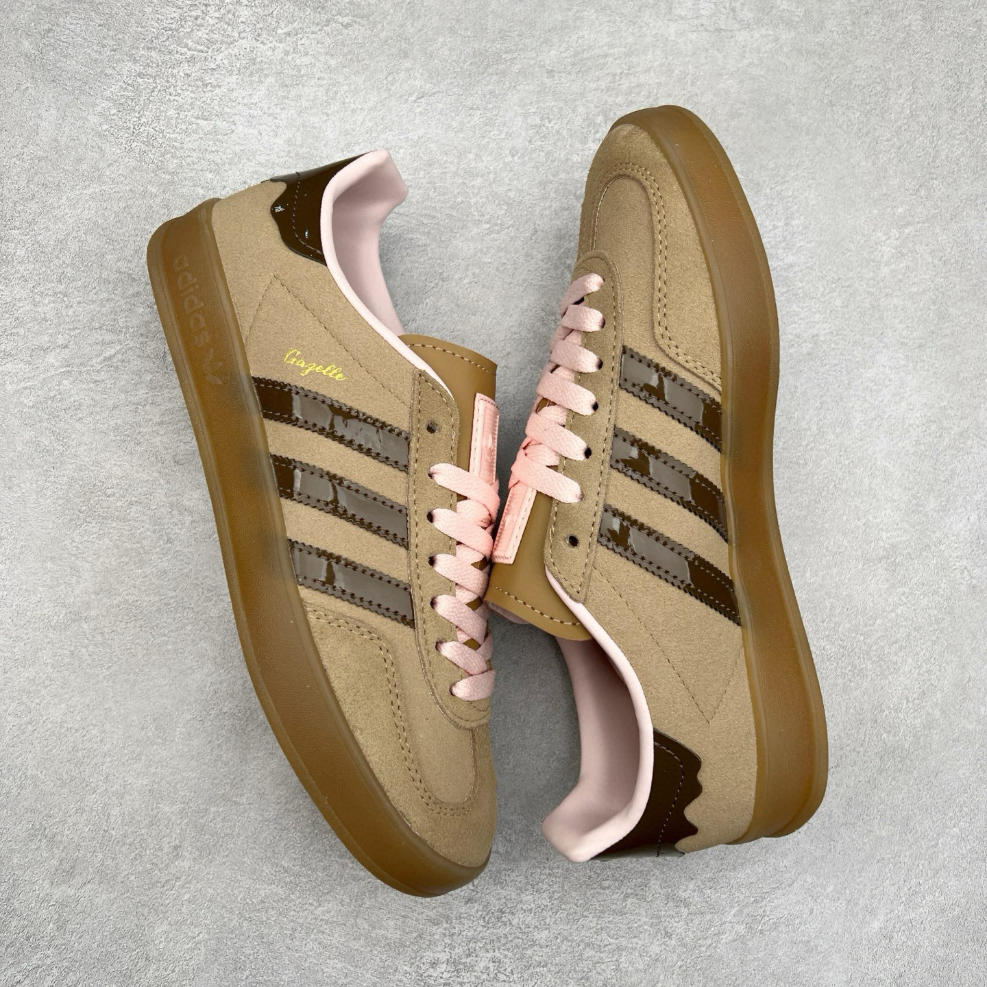 图片[3]-＃纯原福利 AD Original Gazelle Indoor Trainers 瞪羚室内鞋系列低帮复古百搭休闲运动德训风板鞋 JI2717 长期补货超性价比特供批次 原厂定制长毛翻毛皮组合环保纤维革鞋面材质 内置环保海玻璃鞋垫 外置RB橡胶大底 产品品控稳定性领先行业 原厂全套原楦原纸板冲刀磨具开发 原厂皮料加持 原厂港宝加持定型后跟R度完美 将复古进行到底 简约流畅 三十年不变经典 这款Gazelle运动鞋 无论面料、配色、质感或设计 都只在重现其1991年原款的经典 皮革鞋面 撞色三条纹和鞋跟标的设计 力求呈现90年代的经典复古风潮 Samba火热的同时 也带动了其它的复古鞋型 Gazelle便是其中一只 Gazelle Indoor拥有包边更宽的T字型鞋头 更好的保护运动员的前掌 浓浓的复古氛围感 非常适合现在流行的Cleanfit风格 尺码：35 36 36⅔ 37⅓ 38 38⅔ 39⅓ 40 40⅔ 41⅓ 42 42⅔ 43⅓ 44 44⅔ 45-选品中心