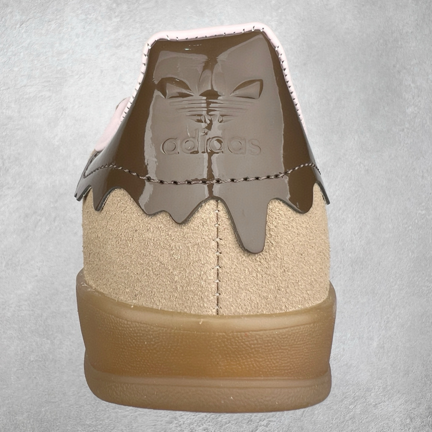 图片[8]-＃纯原福利 AD Original Gazelle Indoor Trainers 瞪羚室内鞋系列低帮复古百搭休闲运动德训风板鞋 JI2717 长期补货超性价比特供批次 原厂定制长毛翻毛皮组合环保纤维革鞋面材质 内置环保海玻璃鞋垫 外置RB橡胶大底 产品品控稳定性领先行业 原厂全套原楦原纸板冲刀磨具开发 原厂皮料加持 原厂港宝加持定型后跟R度完美 将复古进行到底 简约流畅 三十年不变经典 这款Gazelle运动鞋 无论面料、配色、质感或设计 都只在重现其1991年原款的经典 皮革鞋面 撞色三条纹和鞋跟标的设计 力求呈现90年代的经典复古风潮 Samba火热的同时 也带动了其它的复古鞋型 Gazelle便是其中一只 Gazelle Indoor拥有包边更宽的T字型鞋头 更好的保护运动员的前掌 浓浓的复古氛围感 非常适合现在流行的Cleanfit风格 尺码：35 36 36⅔ 37⅓ 38 38⅔ 39⅓ 40 40⅔ 41⅓ 42 42⅔ 43⅓ 44 44⅔ 45-选品中心