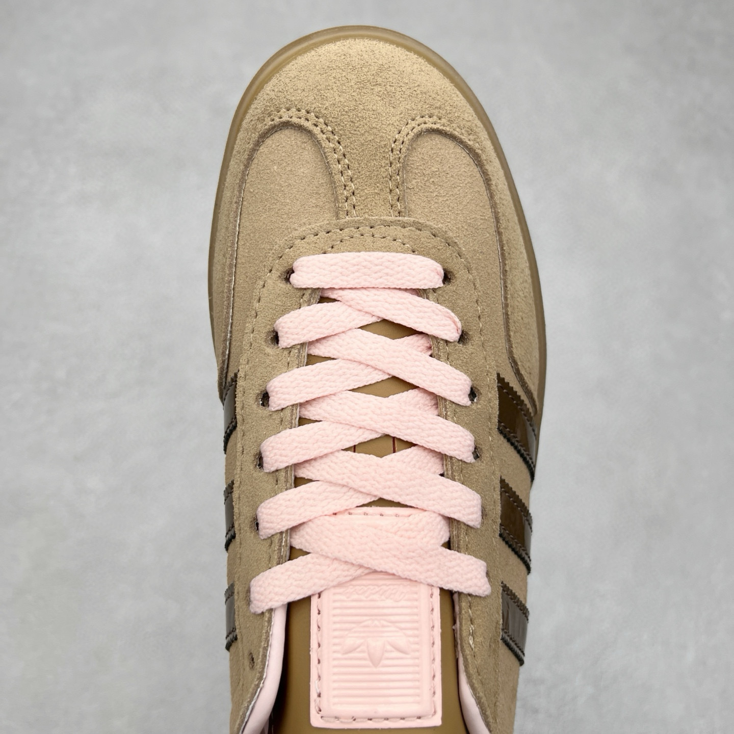 图片[4]-＃纯原福利 AD Original Gazelle Indoor Trainers 瞪羚室内鞋系列低帮复古百搭休闲运动德训风板鞋 JI2717 长期补货超性价比特供批次 原厂定制长毛翻毛皮组合环保纤维革鞋面材质 内置环保海玻璃鞋垫 外置RB橡胶大底 产品品控稳定性领先行业 原厂全套原楦原纸板冲刀磨具开发 原厂皮料加持 原厂港宝加持定型后跟R度完美 将复古进行到底 简约流畅 三十年不变经典 这款Gazelle运动鞋 无论面料、配色、质感或设计 都只在重现其1991年原款的经典 皮革鞋面 撞色三条纹和鞋跟标的设计 力求呈现90年代的经典复古风潮 Samba火热的同时 也带动了其它的复古鞋型 Gazelle便是其中一只 Gazelle Indoor拥有包边更宽的T字型鞋头 更好的保护运动员的前掌 浓浓的复古氛围感 非常适合现在流行的Cleanfit风格 尺码：35 36 36⅔ 37⅓ 38 38⅔ 39⅓ 40 40⅔ 41⅓ 42 42⅔ 43⅓ 44 44⅔ 45-选品中心