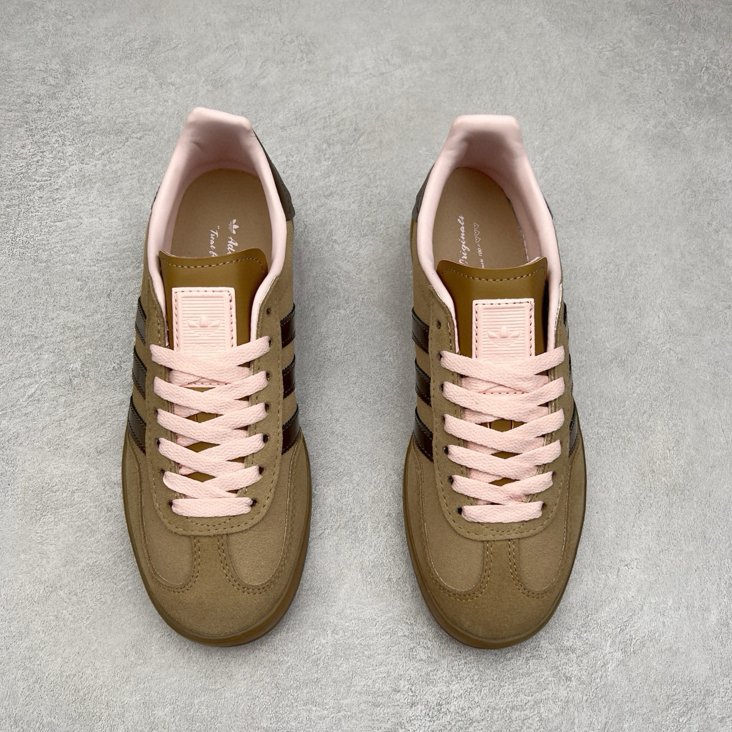 图片[2]-＃纯原福利 AD Original Gazelle Indoor Trainers 瞪羚室内鞋系列低帮复古百搭休闲运动德训风板鞋 JI2717 长期补货超性价比特供批次 原厂定制长毛翻毛皮组合环保纤维革鞋面材质 内置环保海玻璃鞋垫 外置RB橡胶大底 产品品控稳定性领先行业 原厂全套原楦原纸板冲刀磨具开发 原厂皮料加持 原厂港宝加持定型后跟R度完美 将复古进行到底 简约流畅 三十年不变经典 这款Gazelle运动鞋 无论面料、配色、质感或设计 都只在重现其1991年原款的经典 皮革鞋面 撞色三条纹和鞋跟标的设计 力求呈现90年代的经典复古风潮 Samba火热的同时 也带动了其它的复古鞋型 Gazelle便是其中一只 Gazelle Indoor拥有包边更宽的T字型鞋头 更好的保护运动员的前掌 浓浓的复古氛围感 非常适合现在流行的Cleanfit风格 尺码：35 36 36⅔ 37⅓ 38 38⅔ 39⅓ 40 40⅔ 41⅓ 42 42⅔ 43⅓ 44 44⅔ 45-选品中心