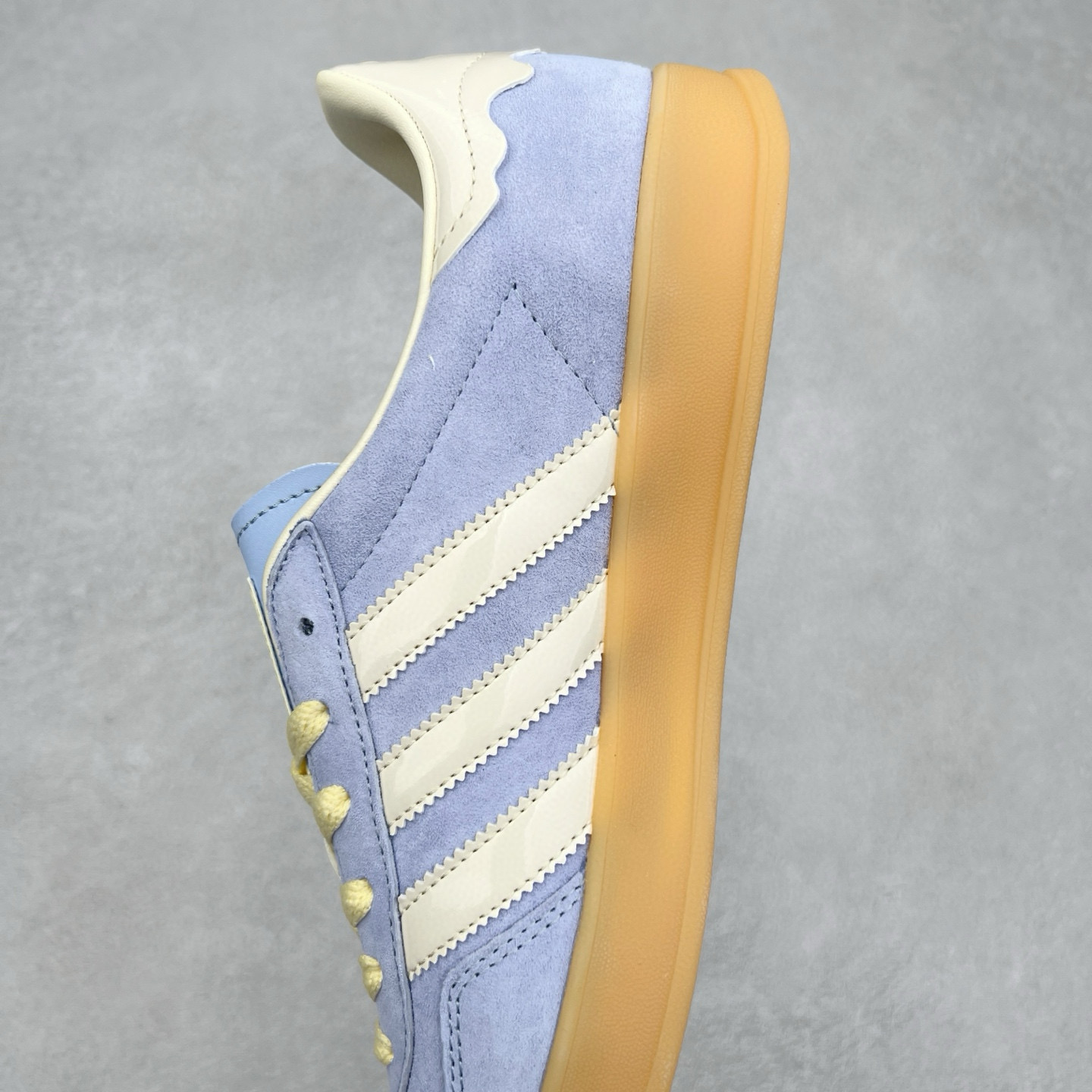 图片[7]-＃纯原福利 AD Original Gazelle Indoor Trainers 瞪羚室内鞋系列低帮复古百搭休闲运动德训风板鞋 JI2717 长期补货超性价比特供批次 原厂定制长毛翻毛皮组合环保纤维革鞋面材质 内置环保海玻璃鞋垫 外置RB橡胶大底 产品品控稳定性领先行业 原厂全套原楦原纸板冲刀磨具开发 原厂皮料加持 原厂港宝加持定型后跟R度完美 将复古进行到底 简约流畅 三十年不变经典 这款Gazelle运动鞋 无论面料、配色、质感或设计 都只在重现其1991年原款的经典 皮革鞋面 撞色三条纹和鞋跟标的设计 力求呈现90年代的经典复古风潮 Samba火热的同时 也带动了其它的复古鞋型 Gazelle便是其中一只 Gazelle Indoor拥有包边更宽的T字型鞋头 更好的保护运动员的前掌 浓浓的复古氛围感 非常适合现在流行的Cleanfit风格 尺码：35 36 36⅔ 37⅓ 38 38⅔ 39⅓ 40 40⅔ 41⅓ 42 42⅔ 43⅓ 44 44⅔ 45-选品中心