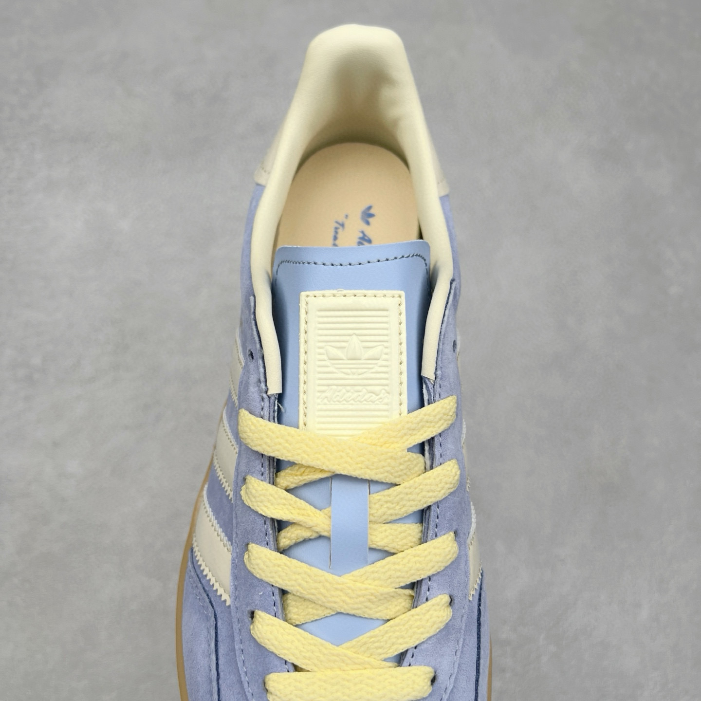 图片[5]-＃纯原福利 AD Original Gazelle Indoor Trainers 瞪羚室内鞋系列低帮复古百搭休闲运动德训风板鞋 JI2717 长期补货超性价比特供批次 原厂定制长毛翻毛皮组合环保纤维革鞋面材质 内置环保海玻璃鞋垫 外置RB橡胶大底 产品品控稳定性领先行业 原厂全套原楦原纸板冲刀磨具开发 原厂皮料加持 原厂港宝加持定型后跟R度完美 将复古进行到底 简约流畅 三十年不变经典 这款Gazelle运动鞋 无论面料、配色、质感或设计 都只在重现其1991年原款的经典 皮革鞋面 撞色三条纹和鞋跟标的设计 力求呈现90年代的经典复古风潮 Samba火热的同时 也带动了其它的复古鞋型 Gazelle便是其中一只 Gazelle Indoor拥有包边更宽的T字型鞋头 更好的保护运动员的前掌 浓浓的复古氛围感 非常适合现在流行的Cleanfit风格 尺码：35 36 36⅔ 37⅓ 38 38⅔ 39⅓ 40 40⅔ 41⅓ 42 42⅔ 43⅓ 44 44⅔ 45-选品中心