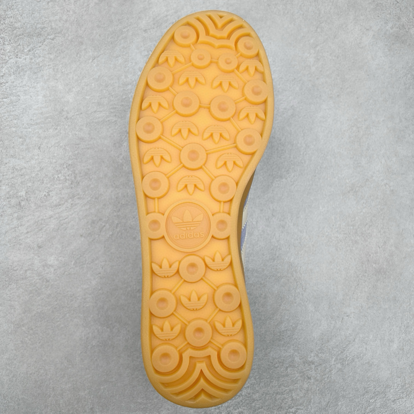 图片[9]-＃纯原福利 AD Original Gazelle Indoor Trainers 瞪羚室内鞋系列低帮复古百搭休闲运动德训风板鞋 JI2717 长期补货超性价比特供批次 原厂定制长毛翻毛皮组合环保纤维革鞋面材质 内置环保海玻璃鞋垫 外置RB橡胶大底 产品品控稳定性领先行业 原厂全套原楦原纸板冲刀磨具开发 原厂皮料加持 原厂港宝加持定型后跟R度完美 将复古进行到底 简约流畅 三十年不变经典 这款Gazelle运动鞋 无论面料、配色、质感或设计 都只在重现其1991年原款的经典 皮革鞋面 撞色三条纹和鞋跟标的设计 力求呈现90年代的经典复古风潮 Samba火热的同时 也带动了其它的复古鞋型 Gazelle便是其中一只 Gazelle Indoor拥有包边更宽的T字型鞋头 更好的保护运动员的前掌 浓浓的复古氛围感 非常适合现在流行的Cleanfit风格 尺码：35 36 36⅔ 37⅓ 38 38⅔ 39⅓ 40 40⅔ 41⅓ 42 42⅔ 43⅓ 44 44⅔ 45-选品中心