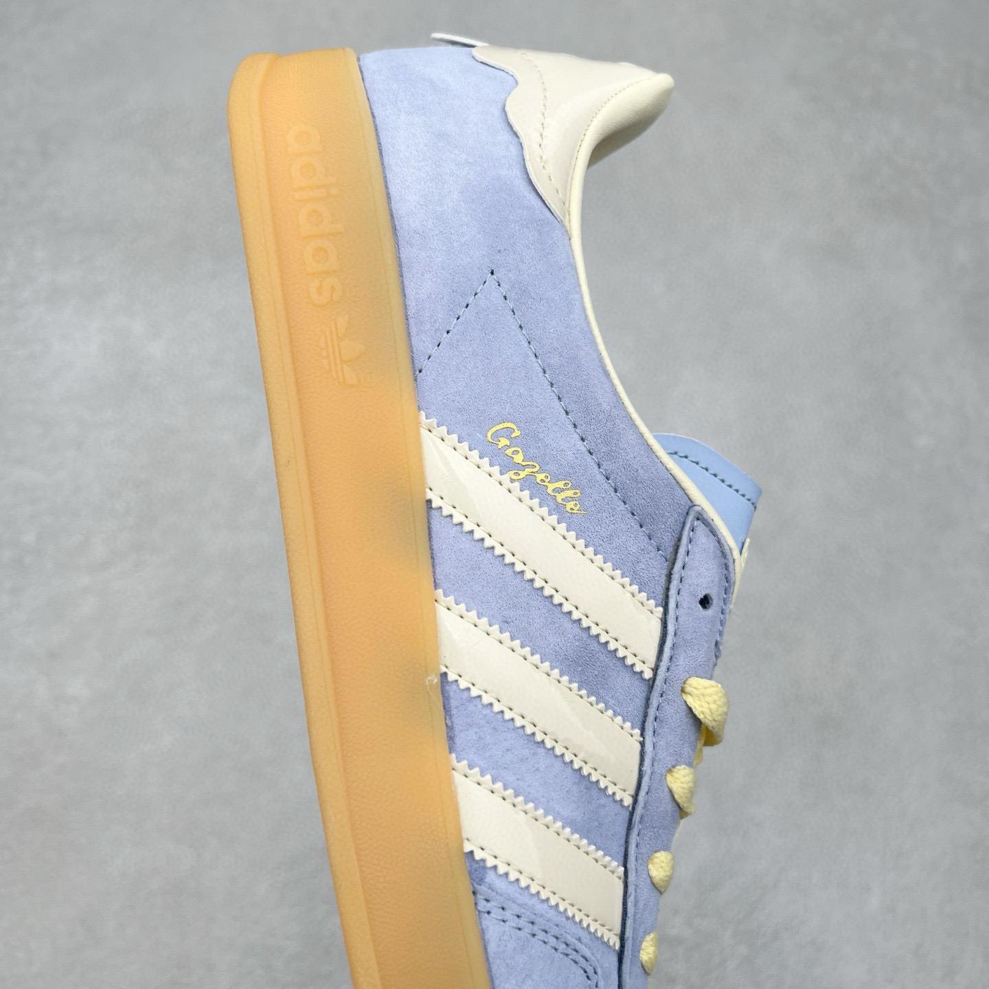 图片[6]-＃纯原福利 AD Original Gazelle Indoor Trainers 瞪羚室内鞋系列低帮复古百搭休闲运动德训风板鞋 JI2717 长期补货超性价比特供批次 原厂定制长毛翻毛皮组合环保纤维革鞋面材质 内置环保海玻璃鞋垫 外置RB橡胶大底 产品品控稳定性领先行业 原厂全套原楦原纸板冲刀磨具开发 原厂皮料加持 原厂港宝加持定型后跟R度完美 将复古进行到底 简约流畅 三十年不变经典 这款Gazelle运动鞋 无论面料、配色、质感或设计 都只在重现其1991年原款的经典 皮革鞋面 撞色三条纹和鞋跟标的设计 力求呈现90年代的经典复古风潮 Samba火热的同时 也带动了其它的复古鞋型 Gazelle便是其中一只 Gazelle Indoor拥有包边更宽的T字型鞋头 更好的保护运动员的前掌 浓浓的复古氛围感 非常适合现在流行的Cleanfit风格 尺码：35 36 36⅔ 37⅓ 38 38⅔ 39⅓ 40 40⅔ 41⅓ 42 42⅔ 43⅓ 44 44⅔ 45-选品中心