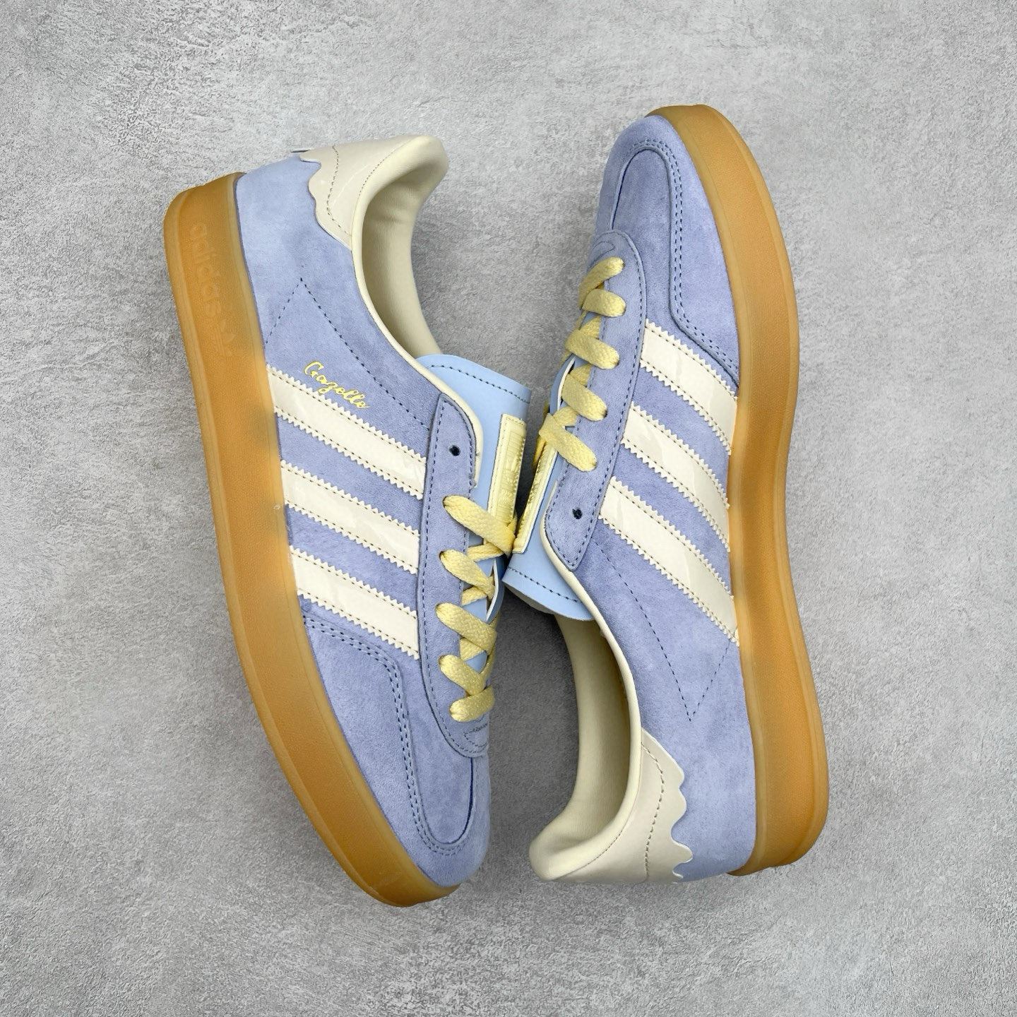 图片[3]-＃纯原福利 AD Original Gazelle Indoor Trainers 瞪羚室内鞋系列低帮复古百搭休闲运动德训风板鞋 JI2717 长期补货超性价比特供批次 原厂定制长毛翻毛皮组合环保纤维革鞋面材质 内置环保海玻璃鞋垫 外置RB橡胶大底 产品品控稳定性领先行业 原厂全套原楦原纸板冲刀磨具开发 原厂皮料加持 原厂港宝加持定型后跟R度完美 将复古进行到底 简约流畅 三十年不变经典 这款Gazelle运动鞋 无论面料、配色、质感或设计 都只在重现其1991年原款的经典 皮革鞋面 撞色三条纹和鞋跟标的设计 力求呈现90年代的经典复古风潮 Samba火热的同时 也带动了其它的复古鞋型 Gazelle便是其中一只 Gazelle Indoor拥有包边更宽的T字型鞋头 更好的保护运动员的前掌 浓浓的复古氛围感 非常适合现在流行的Cleanfit风格 尺码：35 36 36⅔ 37⅓ 38 38⅔ 39⅓ 40 40⅔ 41⅓ 42 42⅔ 43⅓ 44 44⅔ 45-选品中心