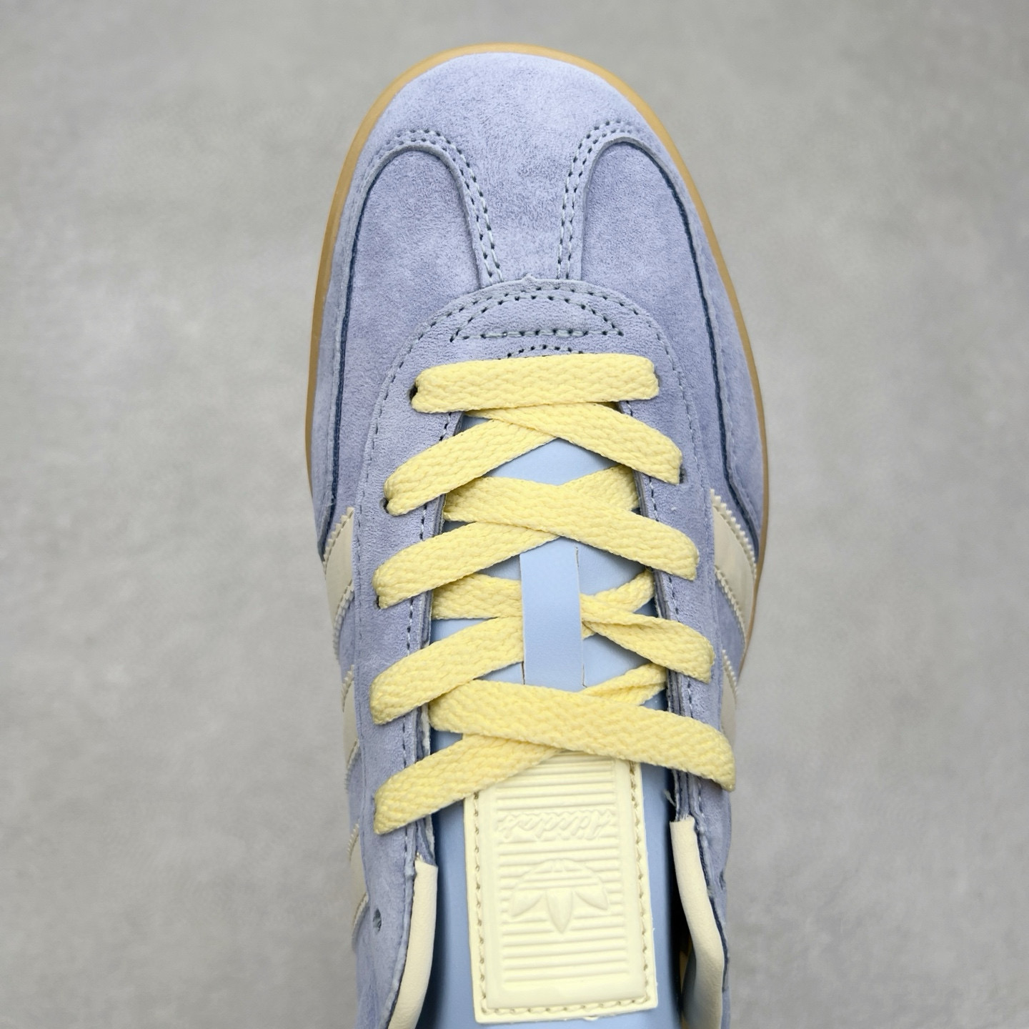 图片[4]-＃纯原福利 AD Original Gazelle Indoor Trainers 瞪羚室内鞋系列低帮复古百搭休闲运动德训风板鞋 JI2717 长期补货超性价比特供批次 原厂定制长毛翻毛皮组合环保纤维革鞋面材质 内置环保海玻璃鞋垫 外置RB橡胶大底 产品品控稳定性领先行业 原厂全套原楦原纸板冲刀磨具开发 原厂皮料加持 原厂港宝加持定型后跟R度完美 将复古进行到底 简约流畅 三十年不变经典 这款Gazelle运动鞋 无论面料、配色、质感或设计 都只在重现其1991年原款的经典 皮革鞋面 撞色三条纹和鞋跟标的设计 力求呈现90年代的经典复古风潮 Samba火热的同时 也带动了其它的复古鞋型 Gazelle便是其中一只 Gazelle Indoor拥有包边更宽的T字型鞋头 更好的保护运动员的前掌 浓浓的复古氛围感 非常适合现在流行的Cleanfit风格 尺码：35 36 36⅔ 37⅓ 38 38⅔ 39⅓ 40 40⅔ 41⅓ 42 42⅔ 43⅓ 44 44⅔ 45-选品中心