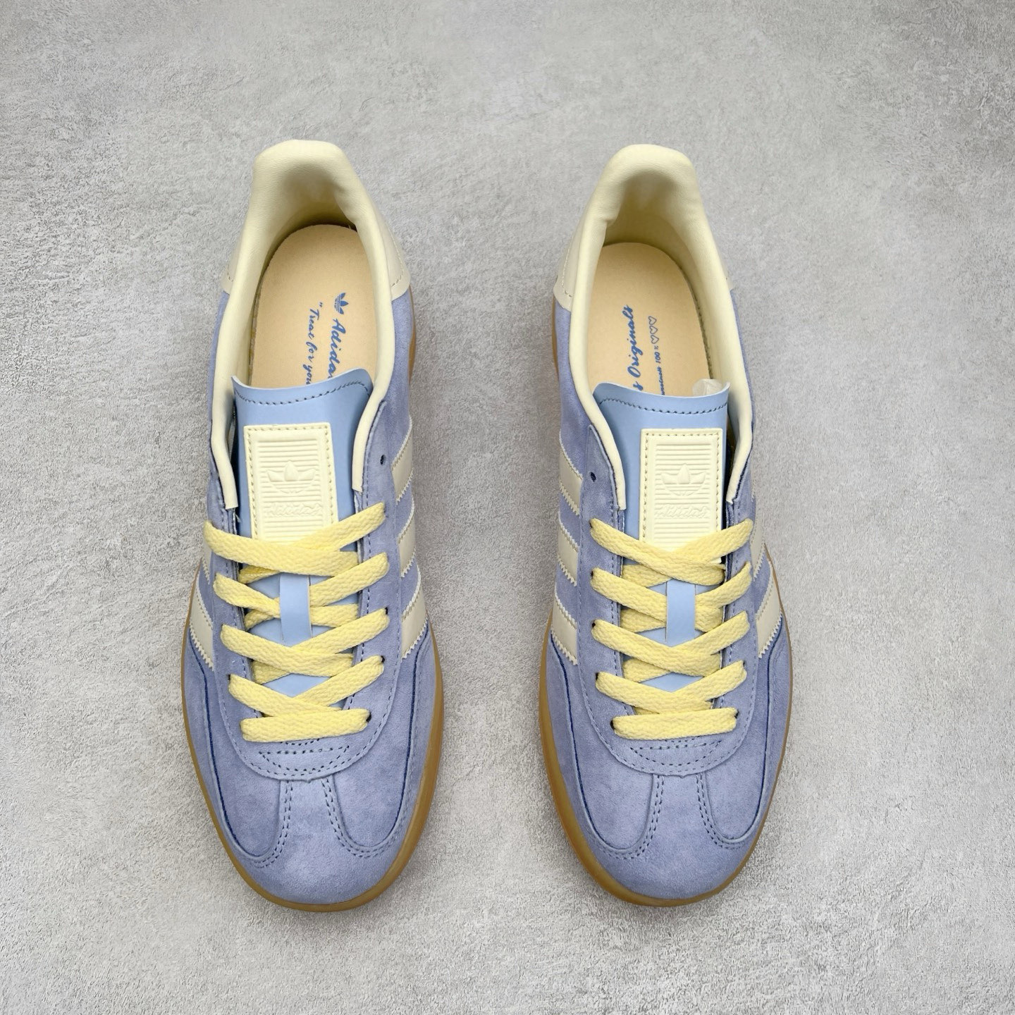 图片[2]-＃纯原福利 AD Original Gazelle Indoor Trainers 瞪羚室内鞋系列低帮复古百搭休闲运动德训风板鞋 JI2717 长期补货超性价比特供批次 原厂定制长毛翻毛皮组合环保纤维革鞋面材质 内置环保海玻璃鞋垫 外置RB橡胶大底 产品品控稳定性领先行业 原厂全套原楦原纸板冲刀磨具开发 原厂皮料加持 原厂港宝加持定型后跟R度完美 将复古进行到底 简约流畅 三十年不变经典 这款Gazelle运动鞋 无论面料、配色、质感或设计 都只在重现其1991年原款的经典 皮革鞋面 撞色三条纹和鞋跟标的设计 力求呈现90年代的经典复古风潮 Samba火热的同时 也带动了其它的复古鞋型 Gazelle便是其中一只 Gazelle Indoor拥有包边更宽的T字型鞋头 更好的保护运动员的前掌 浓浓的复古氛围感 非常适合现在流行的Cleanfit风格 尺码：35 36 36⅔ 37⅓ 38 38⅔ 39⅓ 40 40⅔ 41⅓ 42 42⅔ 43⅓ 44 44⅔ 45-选品中心