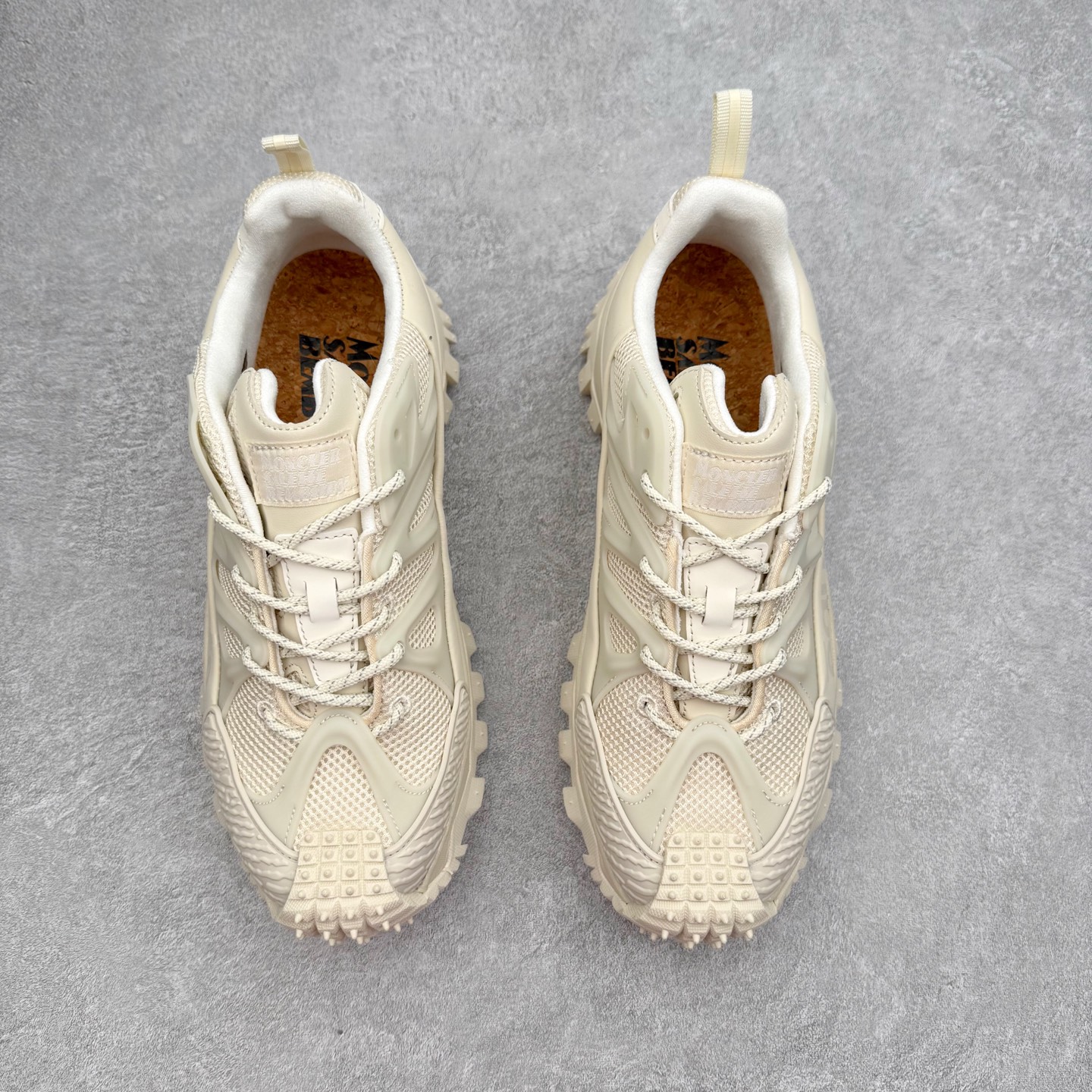 图片[2]-Moncler Trailgrip Gore-Tex 蒙口越野旅行系列低帮厚底轻量户外登山运动鞋 盟可睐MONCLER TRAILGRIP 鞋履新季系列 前卫设计碰撞实用科技 轻盈面料无惧炎热夏季 Trailgrip运动鞋作为盟可睐Moncler的秋冬新作横空出世 融蕴品牌山地基因 运用科技前沿技术 征服野外复杂地形 醒目的胎纹设计搭配弧形橡胶鞋头 确保经久耐穿 为山野探险与都市畅游提供高效防护 Trailgrip 2023春夏系列将在既有的实用性基础之上 推出全新配色 并采用更轻材质 尺码：35 36 37 38 39 40 41 42 43 44 45 46-选品中心