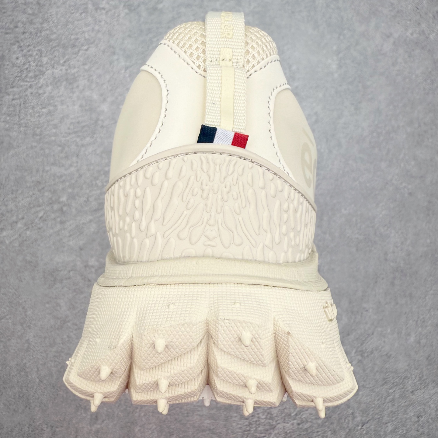 图片[8]-Moncler Trailgrip Gore-Tex 蒙口越野旅行系列低帮厚底轻量户外登山运动鞋 盟可睐MONCLER TRAILGRIP 鞋履新季系列 前卫设计碰撞实用科技 轻盈面料无惧炎热夏季 Trailgrip运动鞋作为盟可睐Moncler的秋冬新作横空出世 融蕴品牌山地基因 运用科技前沿技术 征服野外复杂地形 醒目的胎纹设计搭配弧形橡胶鞋头 确保经久耐穿 为山野探险与都市畅游提供高效防护 Trailgrip 2023春夏系列将在既有的实用性基础之上 推出全新配色 并采用更轻材质 尺码：35 36 37 38 39 40 41 42 43 44 45 46-选品中心