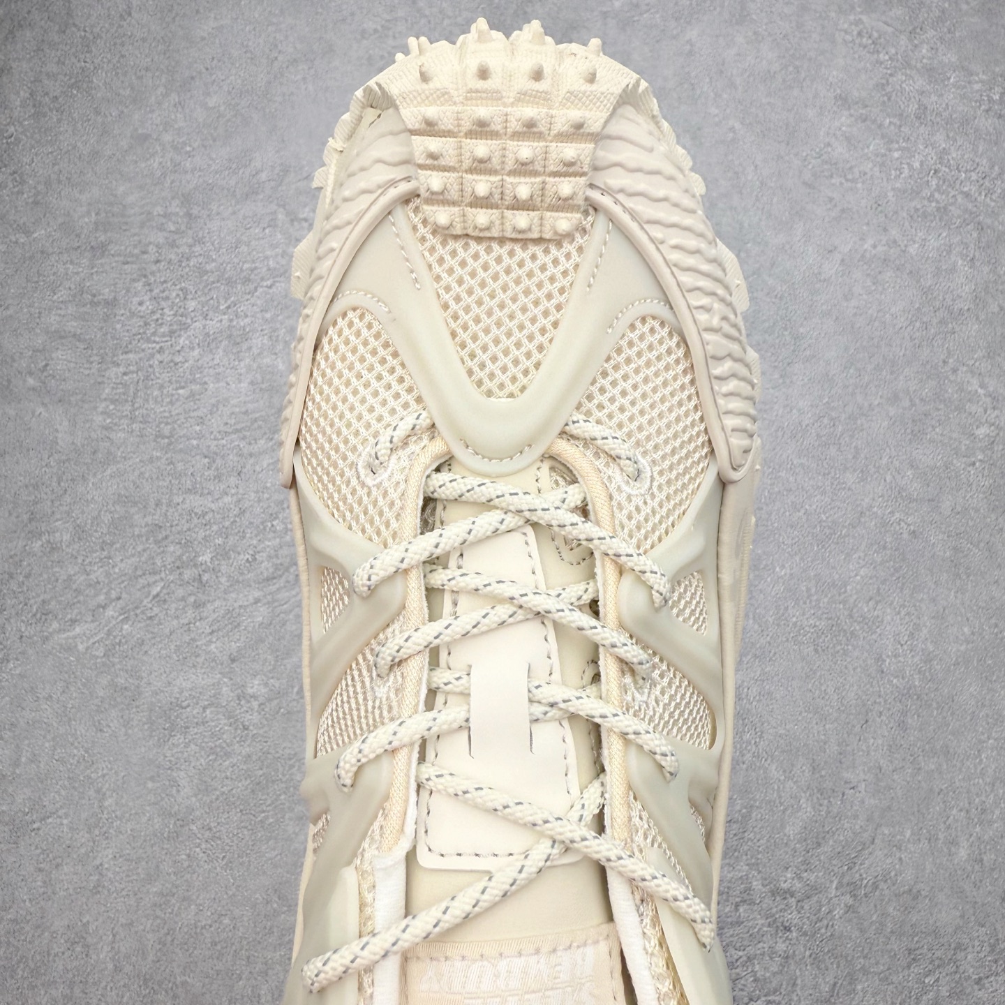 图片[4]-Moncler Trailgrip Gore-Tex 蒙口越野旅行系列低帮厚底轻量户外登山运动鞋 盟可睐MONCLER TRAILGRIP 鞋履新季系列 前卫设计碰撞实用科技 轻盈面料无惧炎热夏季 Trailgrip运动鞋作为盟可睐Moncler的秋冬新作横空出世 融蕴品牌山地基因 运用科技前沿技术 征服野外复杂地形 醒目的胎纹设计搭配弧形橡胶鞋头 确保经久耐穿 为山野探险与都市畅游提供高效防护 Trailgrip 2023春夏系列将在既有的实用性基础之上 推出全新配色 并采用更轻材质 尺码：35 36 37 38 39 40 41 42 43 44 45 46-选品中心