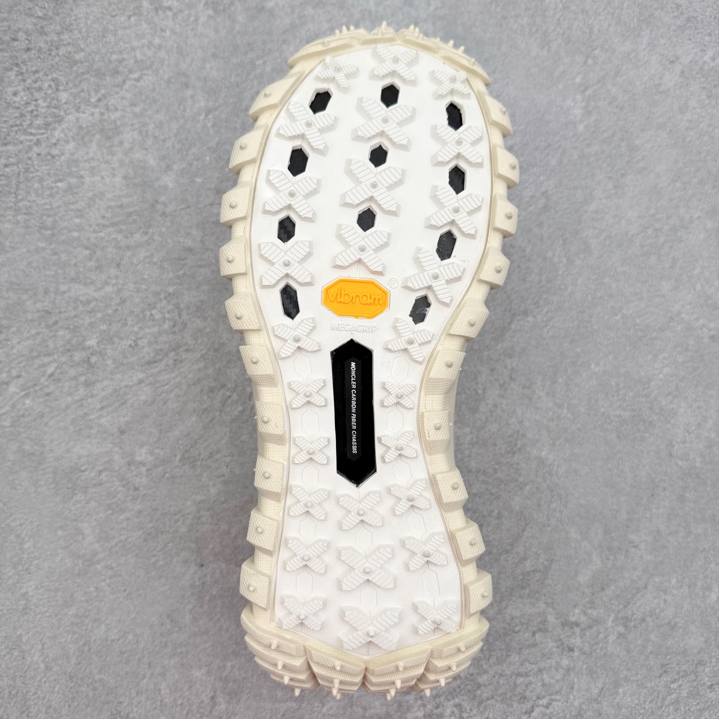 图片[9]-Moncler Trailgrip Gore-Tex 蒙口越野旅行系列低帮厚底轻量户外登山运动鞋 盟可睐MONCLER TRAILGRIP 鞋履新季系列 前卫设计碰撞实用科技 轻盈面料无惧炎热夏季 Trailgrip运动鞋作为盟可睐Moncler的秋冬新作横空出世 融蕴品牌山地基因 运用科技前沿技术 征服野外复杂地形 醒目的胎纹设计搭配弧形橡胶鞋头 确保经久耐穿 为山野探险与都市畅游提供高效防护 Trailgrip 2023春夏系列将在既有的实用性基础之上 推出全新配色 并采用更轻材质 尺码：35 36 37 38 39 40 41 42 43 44 45 46-选品中心