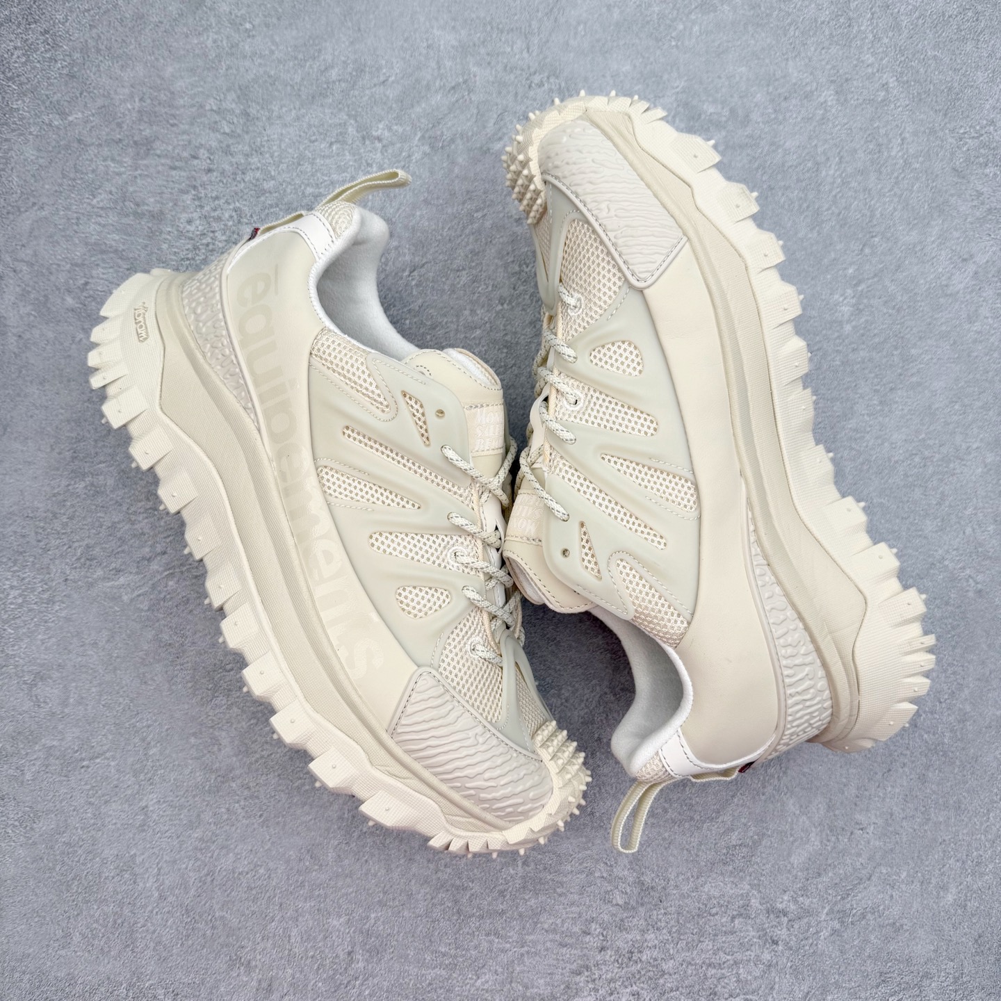 图片[3]-Moncler Trailgrip Gore-Tex 蒙口越野旅行系列低帮厚底轻量户外登山运动鞋 盟可睐MONCLER TRAILGRIP 鞋履新季系列 前卫设计碰撞实用科技 轻盈面料无惧炎热夏季 Trailgrip运动鞋作为盟可睐Moncler的秋冬新作横空出世 融蕴品牌山地基因 运用科技前沿技术 征服野外复杂地形 醒目的胎纹设计搭配弧形橡胶鞋头 确保经久耐穿 为山野探险与都市畅游提供高效防护 Trailgrip 2023春夏系列将在既有的实用性基础之上 推出全新配色 并采用更轻材质 尺码：35 36 37 38 39 40 41 42 43 44 45 46-选品中心