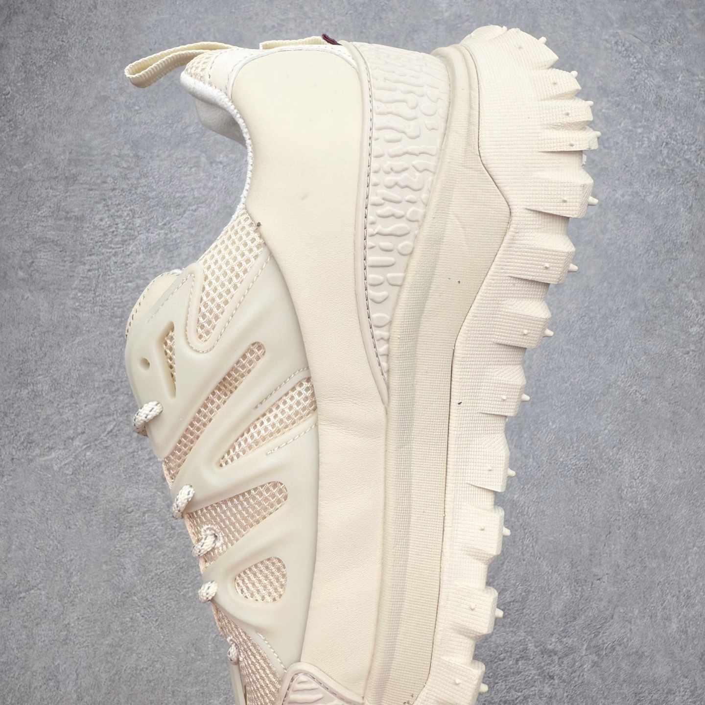 图片[7]-Moncler Trailgrip Gore-Tex 蒙口越野旅行系列低帮厚底轻量户外登山运动鞋 盟可睐MONCLER TRAILGRIP 鞋履新季系列 前卫设计碰撞实用科技 轻盈面料无惧炎热夏季 Trailgrip运动鞋作为盟可睐Moncler的秋冬新作横空出世 融蕴品牌山地基因 运用科技前沿技术 征服野外复杂地形 醒目的胎纹设计搭配弧形橡胶鞋头 确保经久耐穿 为山野探险与都市畅游提供高效防护 Trailgrip 2023春夏系列将在既有的实用性基础之上 推出全新配色 并采用更轻材质 尺码：35 36 37 38 39 40 41 42 43 44 45 46-选品中心