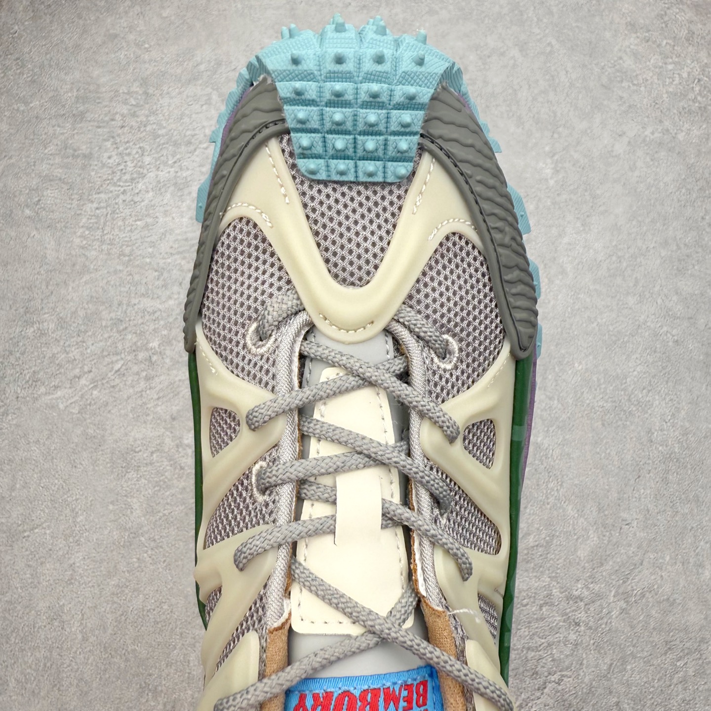 图片[4]-Moncler Trailgrip Gore-Tex 蒙口越野旅行系列低帮厚底轻量户外登山运动鞋 盟可睐MONCLER TRAILGRIP 鞋履新季系列 前卫设计碰撞实用科技 轻盈面料无惧炎热夏季 Trailgrip运动鞋作为盟可睐Moncler的秋冬新作横空出世 融蕴品牌山地基因 运用科技前沿技术 征服野外复杂地形 醒目的胎纹设计搭配弧形橡胶鞋头 确保经久耐穿 为山野探险与都市畅游提供高效防护 Trailgrip 2023春夏系列将在既有的实用性基础之上 推出全新配色 并采用更轻材质 尺码：35 36 37 38 39 40 41 42 43 44 45 46-选品中心