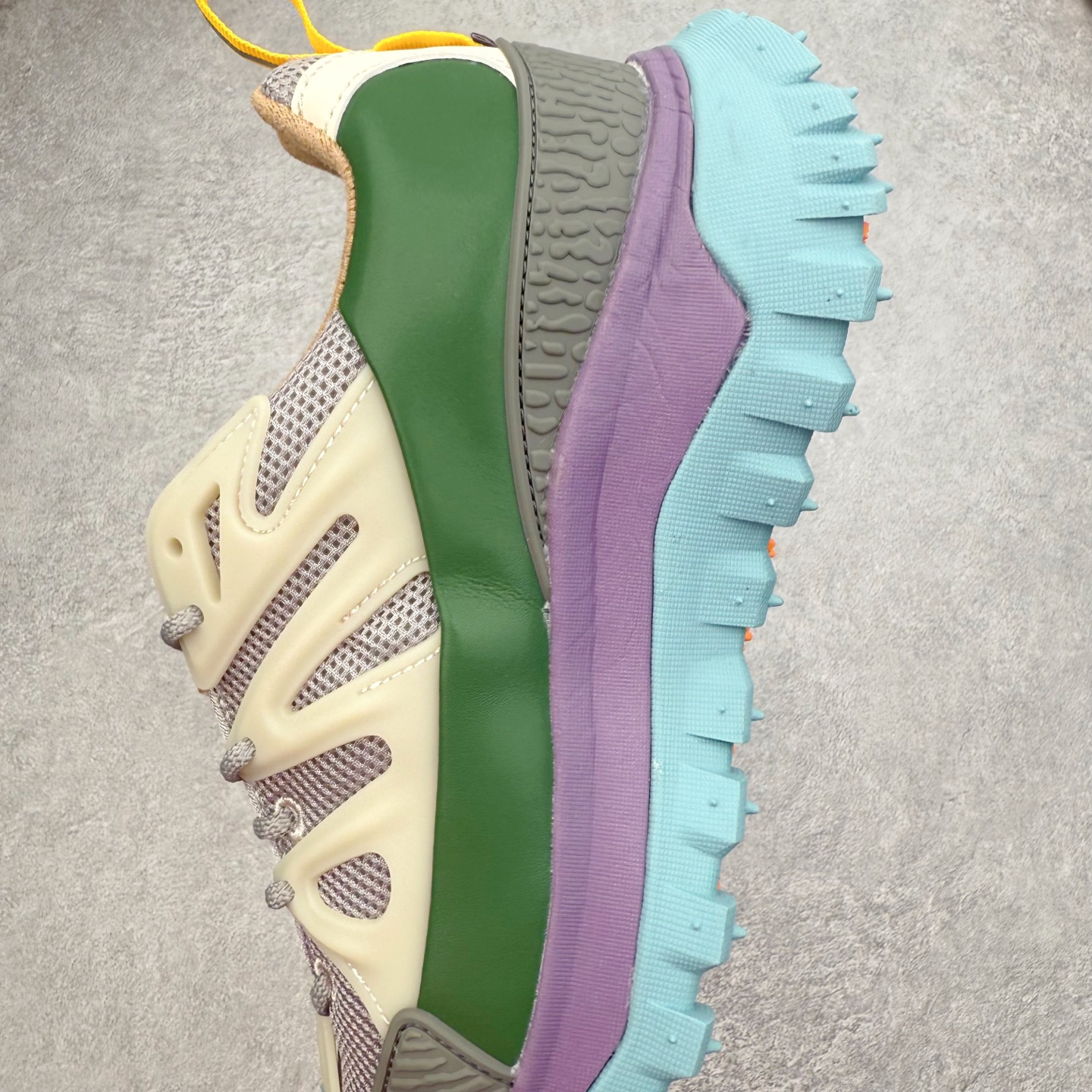 图片[7]-Moncler Trailgrip Gore-Tex 蒙口越野旅行系列低帮厚底轻量户外登山运动鞋 盟可睐MONCLER TRAILGRIP 鞋履新季系列 前卫设计碰撞实用科技 轻盈面料无惧炎热夏季 Trailgrip运动鞋作为盟可睐Moncler的秋冬新作横空出世 融蕴品牌山地基因 运用科技前沿技术 征服野外复杂地形 醒目的胎纹设计搭配弧形橡胶鞋头 确保经久耐穿 为山野探险与都市畅游提供高效防护 Trailgrip 2023春夏系列将在既有的实用性基础之上 推出全新配色 并采用更轻材质 尺码：35 36 37 38 39 40 41 42 43 44 45 46-选品中心