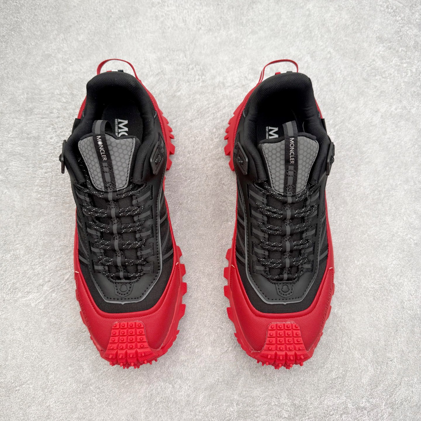 图片[2]-Moncler Trailgrip Gore-Tex 蒙口越野旅行系列低帮厚底轻量户外登山运动鞋 盟可睐MONCLER TRAILGRIP 鞋履新季系列 前卫设计碰撞实用科技 轻盈面料无惧炎热夏季 Trailgrip运动鞋作为盟可睐Moncler的秋冬新作横空出世 融蕴品牌山地基因 运用科技前沿技术 征服野外复杂地形 醒目的胎纹设计搭配弧形橡胶鞋头 确保经久耐穿 为山野探险与都市畅游提供高效防护 Trailgrip 2023春夏系列将在既有的实用性基础之上 推出全新配色 并采用更轻材质 尺码：35 36 37 38 39 40 41 42 43 44 45 46-选品中心