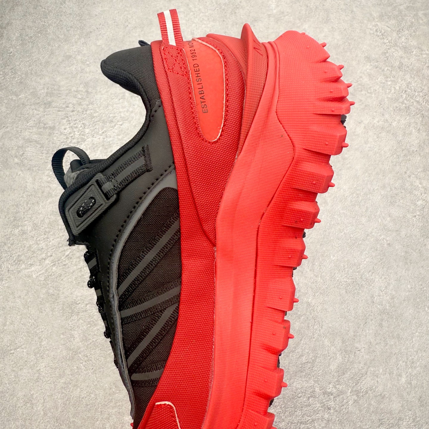 图片[7]-Moncler Trailgrip Gore-Tex 蒙口越野旅行系列低帮厚底轻量户外登山运动鞋 盟可睐MONCLER TRAILGRIP 鞋履新季系列 前卫设计碰撞实用科技 轻盈面料无惧炎热夏季 Trailgrip运动鞋作为盟可睐Moncler的秋冬新作横空出世 融蕴品牌山地基因 运用科技前沿技术 征服野外复杂地形 醒目的胎纹设计搭配弧形橡胶鞋头 确保经久耐穿 为山野探险与都市畅游提供高效防护 Trailgrip 2023春夏系列将在既有的实用性基础之上 推出全新配色 并采用更轻材质 尺码：35 36 37 38 39 40 41 42 43 44 45 46-选品中心