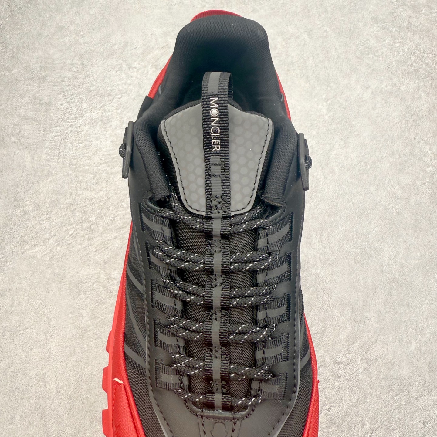 图片[5]-Moncler Trailgrip Gore-Tex 蒙口越野旅行系列低帮厚底轻量户外登山运动鞋 盟可睐MONCLER TRAILGRIP 鞋履新季系列 前卫设计碰撞实用科技 轻盈面料无惧炎热夏季 Trailgrip运动鞋作为盟可睐Moncler的秋冬新作横空出世 融蕴品牌山地基因 运用科技前沿技术 征服野外复杂地形 醒目的胎纹设计搭配弧形橡胶鞋头 确保经久耐穿 为山野探险与都市畅游提供高效防护 Trailgrip 2023春夏系列将在既有的实用性基础之上 推出全新配色 并采用更轻材质 尺码：35 36 37 38 39 40 41 42 43 44 45 46-选品中心