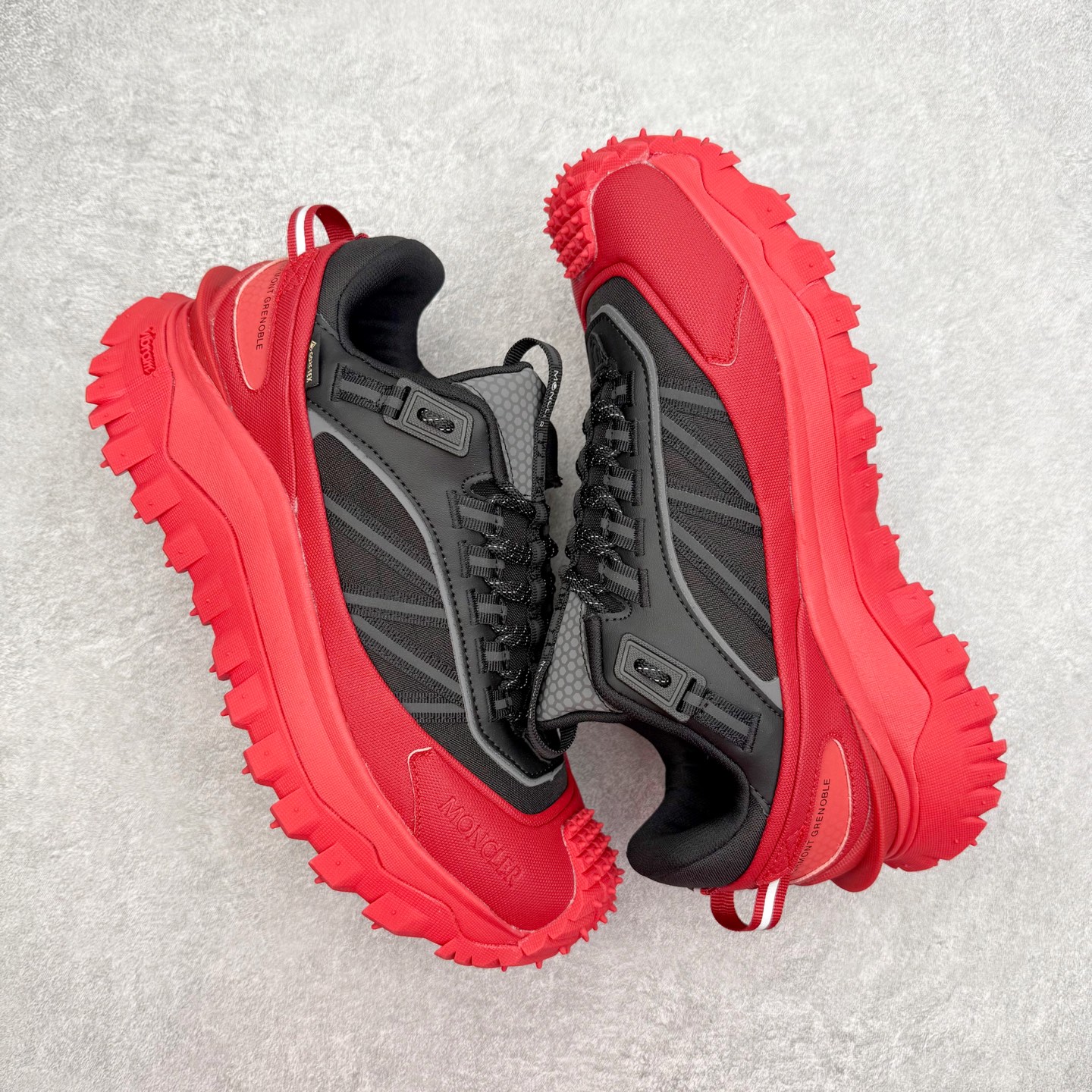 图片[3]-Moncler Trailgrip Gore-Tex 蒙口越野旅行系列低帮厚底轻量户外登山运动鞋 盟可睐MONCLER TRAILGRIP 鞋履新季系列 前卫设计碰撞实用科技 轻盈面料无惧炎热夏季 Trailgrip运动鞋作为盟可睐Moncler的秋冬新作横空出世 融蕴品牌山地基因 运用科技前沿技术 征服野外复杂地形 醒目的胎纹设计搭配弧形橡胶鞋头 确保经久耐穿 为山野探险与都市畅游提供高效防护 Trailgrip 2023春夏系列将在既有的实用性基础之上 推出全新配色 并采用更轻材质 尺码：35 36 37 38 39 40 41 42 43 44 45 46-选品中心