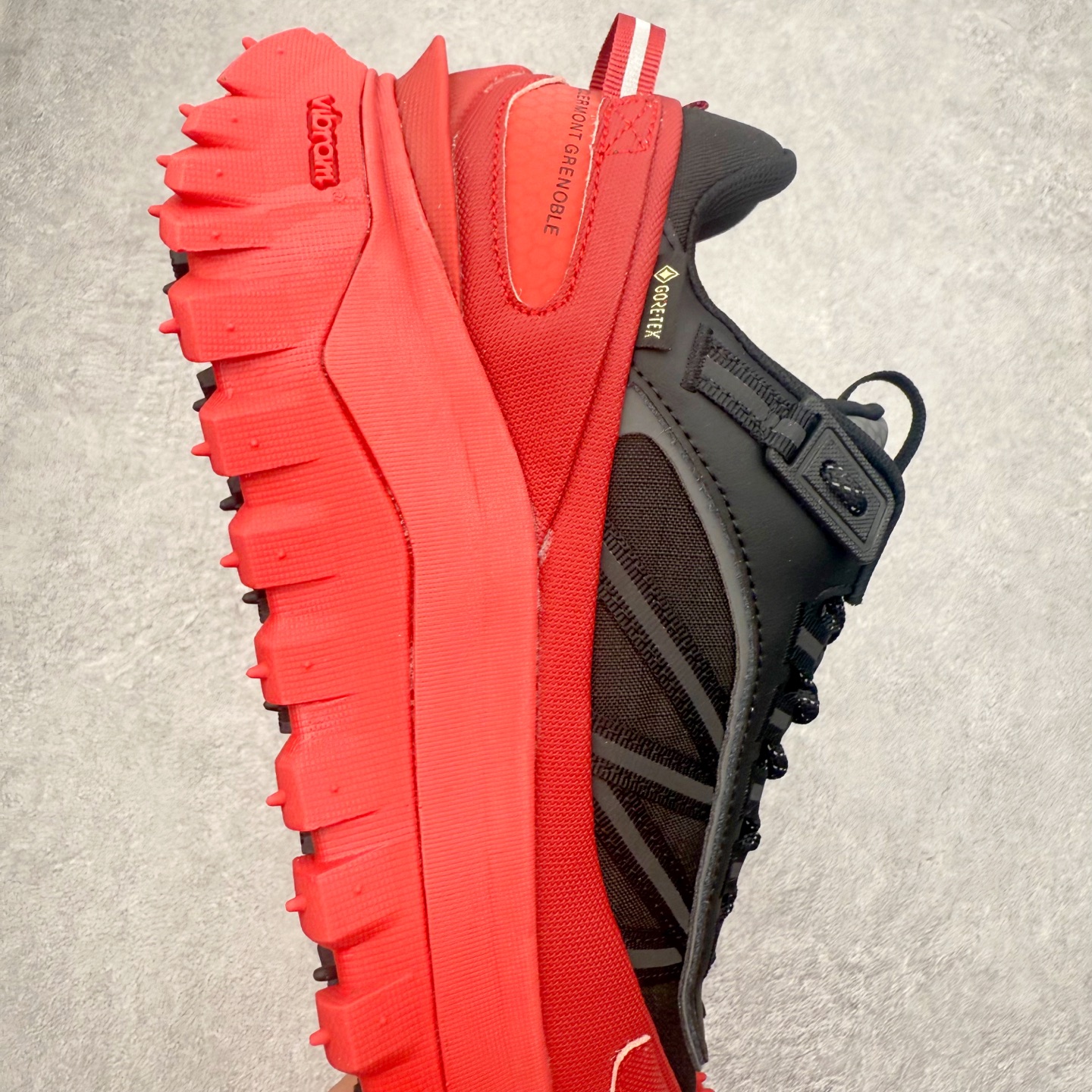 图片[6]-Moncler Trailgrip Gore-Tex 蒙口越野旅行系列低帮厚底轻量户外登山运动鞋 盟可睐MONCLER TRAILGRIP 鞋履新季系列 前卫设计碰撞实用科技 轻盈面料无惧炎热夏季 Trailgrip运动鞋作为盟可睐Moncler的秋冬新作横空出世 融蕴品牌山地基因 运用科技前沿技术 征服野外复杂地形 醒目的胎纹设计搭配弧形橡胶鞋头 确保经久耐穿 为山野探险与都市畅游提供高效防护 Trailgrip 2023春夏系列将在既有的实用性基础之上 推出全新配色 并采用更轻材质 尺码：35 36 37 38 39 40 41 42 43 44 45 46-选品中心