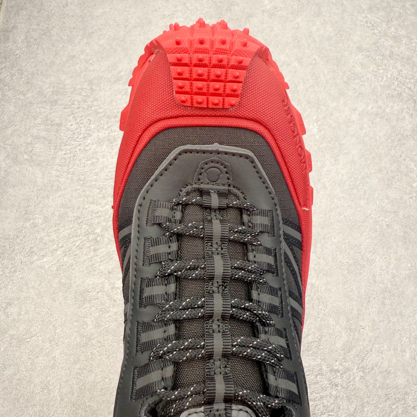 图片[4]-Moncler Trailgrip Gore-Tex 蒙口越野旅行系列低帮厚底轻量户外登山运动鞋 盟可睐MONCLER TRAILGRIP 鞋履新季系列 前卫设计碰撞实用科技 轻盈面料无惧炎热夏季 Trailgrip运动鞋作为盟可睐Moncler的秋冬新作横空出世 融蕴品牌山地基因 运用科技前沿技术 征服野外复杂地形 醒目的胎纹设计搭配弧形橡胶鞋头 确保经久耐穿 为山野探险与都市畅游提供高效防护 Trailgrip 2023春夏系列将在既有的实用性基础之上 推出全新配色 并采用更轻材质 尺码：35 36 37 38 39 40 41 42 43 44 45 46-选品中心