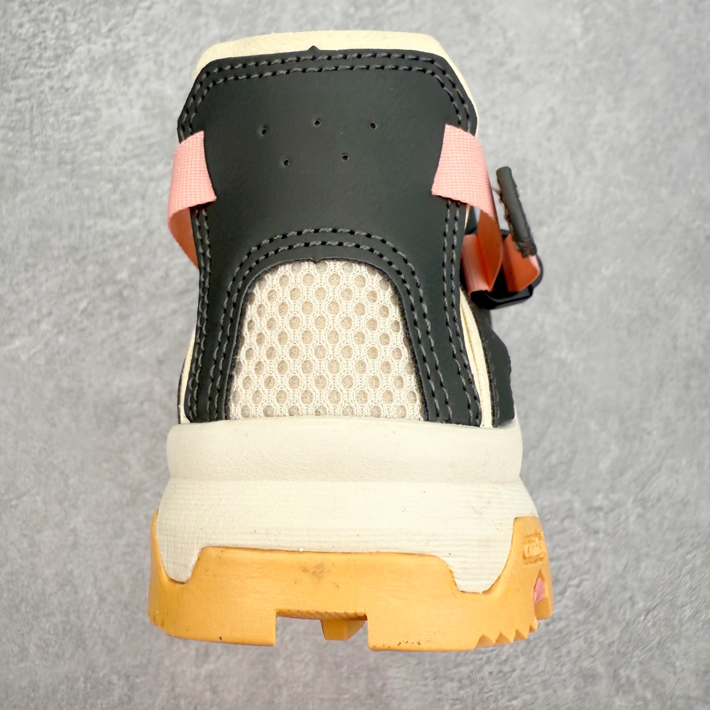 图片[8]-SALOMON萨洛蒙 Techamphibian 5 圆头舒适 透气速干抓地溯溪鞋 男女同款 SALOMON诞生于1947年的法国阿尔卑斯山区，全球知名的户外运动品牌。一直致力于推动滑雪、越野跑等山地运动的发展及产品的进步。其产品设计致力于追求创新和发掘产品的性能极限，帮助喜欢自由的人在山地间不断挑战自我。实拍调校N版已经零色差零失真 百分百还原实物色彩所见即所得 不存在货不对板色差等低级问题 选购参考实物拍摄 不混卖不参货 只用心做好货严格选品 承诺混一赔十 尺码：36 36.5 37.5 38 38.5 39 40 40.5 41 42 42.5 43 44 44.5 45-选品中心