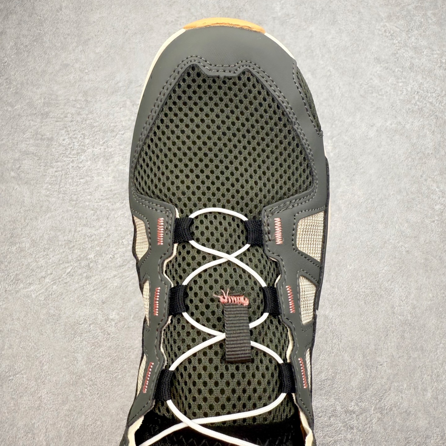 图片[4]-SALOMON萨洛蒙 Techamphibian 5 圆头舒适 透气速干抓地溯溪鞋 男女同款 SALOMON诞生于1947年的法国阿尔卑斯山区，全球知名的户外运动品牌。一直致力于推动滑雪、越野跑等山地运动的发展及产品的进步。其产品设计致力于追求创新和发掘产品的性能极限，帮助喜欢自由的人在山地间不断挑战自我。实拍调校N版已经零色差零失真 百分百还原实物色彩所见即所得 不存在货不对板色差等低级问题 选购参考实物拍摄 不混卖不参货 只用心做好货严格选品 承诺混一赔十 尺码：36 36.5 37.5 38 38.5 39 40 40.5 41 42 42.5 43 44 44.5 45-选品中心