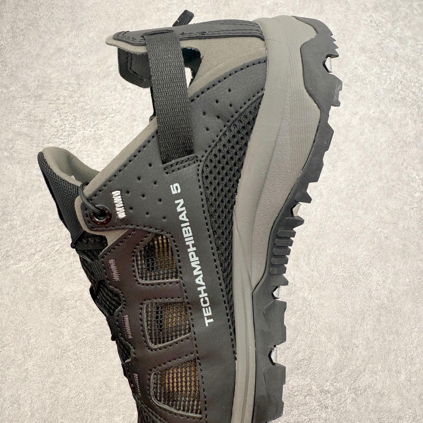 图片[7]-SALOMON萨洛蒙 Techamphibian 5 圆头舒适 透气速干抓地溯溪鞋 男女同款 SALOMON诞生于1947年的法国阿尔卑斯山区，全球知名的户外运动品牌。一直致力于推动滑雪、越野跑等山地运动的发展及产品的进步。其产品设计致力于追求创新和发掘产品的性能极限，帮助喜欢自由的人在山地间不断挑战自我。实拍调校N版已经零色差零失真 百分百还原实物色彩所见即所得 不存在货不对板色差等低级问题 选购参考实物拍摄 不混卖不参货 只用心做好货严格选品 承诺混一赔十 尺码：36 36.5 37.5 38 38.5 39 40 40.5 41 42 42.5 43 44 44.5 45-选品中心