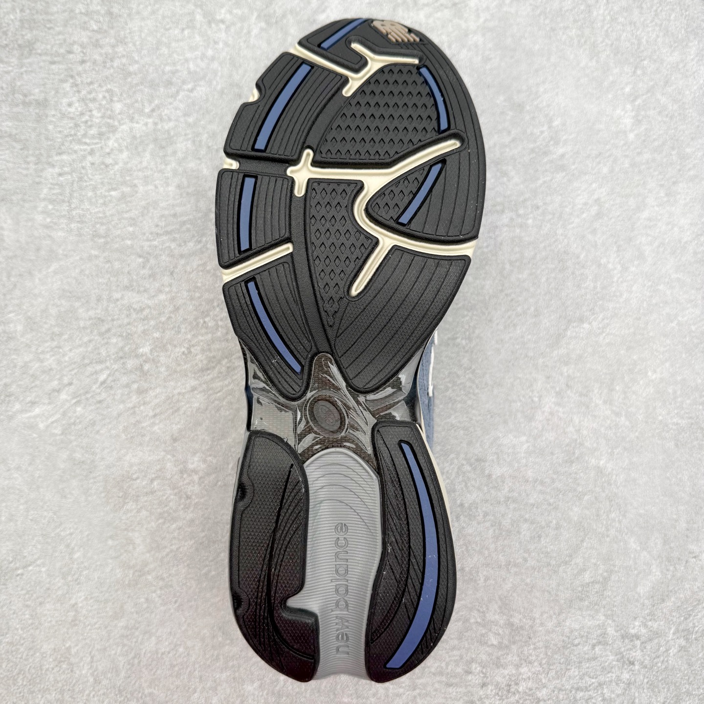 图片[9]-New Balance NB2010系列新百伦经典复古休闲运动板鞋 以ENCAP中底配以升级版 N-ERGY缓震物料 鞋面则采用特色的柔软麂皮搭以NewBalance经典的尼龙网布 低调中还原跑鞋本真 更年轻化的设计理念与材质 让新世代青年得以用全新视角体验经典鞋款的传奇魅力尺码：36 37 37.5 38 38.5 39.5 40 40.5 41.5 42 42.5 43 44 45-选品中心