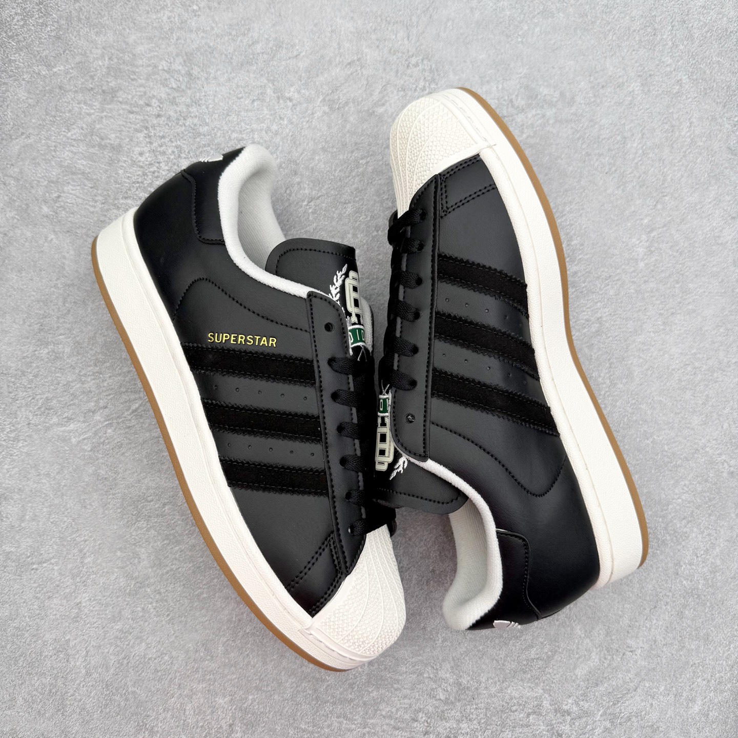 图片[3]-AD Originals Superstar 经典复古贝壳头板鞋 JQ3214 诞生于1969年 是第一双将全皮面鞋 身与橡胶鞋头结合在一起的低帮篮球鞋 Superstar最开始 是作为高帮篮球鞋Pro Model的低帮版本而出现的 但因为其独特和醒目的橡胶鞋头造型而让大家熟知 被大家形象地称为\\\”shelltoe\\\”贝壳头 在70年代的美国职业篮球场上 接近3/4的NBA球员都将这双Superstar作为场上用鞋 80年代之后 经过不断的改良和发展 Superstar逐渐成为横跨时装、音乐、街头文化、休闲和运动等各大领域的时尚潮鞋 尺码：36 36.5 37 38 38.5 39 40 40.5 41 42 42.5 43 44 44.5 45-选品中心