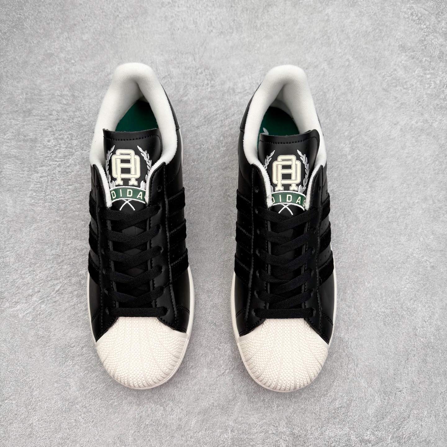 图片[2]-AD Originals Superstar 经典复古贝壳头板鞋 JQ3214 诞生于1969年 是第一双将全皮面鞋 身与橡胶鞋头结合在一起的低帮篮球鞋 Superstar最开始 是作为高帮篮球鞋Pro Model的低帮版本而出现的 但因为其独特和醒目的橡胶鞋头造型而让大家熟知 被大家形象地称为\\\”shelltoe\\\”贝壳头 在70年代的美国职业篮球场上 接近3/4的NBA球员都将这双Superstar作为场上用鞋 80年代之后 经过不断的改良和发展 Superstar逐渐成为横跨时装、音乐、街头文化、休闲和运动等各大领域的时尚潮鞋 尺码：36 36.5 37 38 38.5 39 40 40.5 41 42 42.5 43 44 44.5 45-选品中心