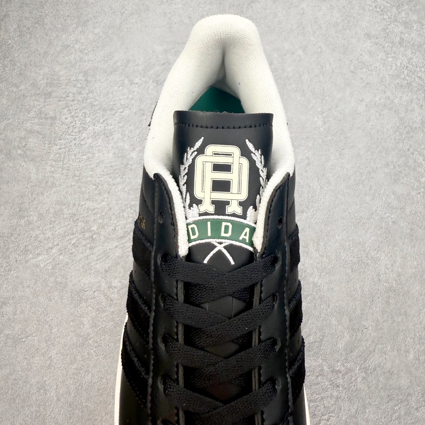 图片[5]-AD Originals Superstar 经典复古贝壳头板鞋 JQ3214 诞生于1969年 是第一双将全皮面鞋 身与橡胶鞋头结合在一起的低帮篮球鞋 Superstar最开始 是作为高帮篮球鞋Pro Model的低帮版本而出现的 但因为其独特和醒目的橡胶鞋头造型而让大家熟知 被大家形象地称为\\\”shelltoe\\\”贝壳头 在70年代的美国职业篮球场上 接近3/4的NBA球员都将这双Superstar作为场上用鞋 80年代之后 经过不断的改良和发展 Superstar逐渐成为横跨时装、音乐、街头文化、休闲和运动等各大领域的时尚潮鞋 尺码：36 36.5 37 38 38.5 39 40 40.5 41 42 42.5 43 44 44.5 45-选品中心