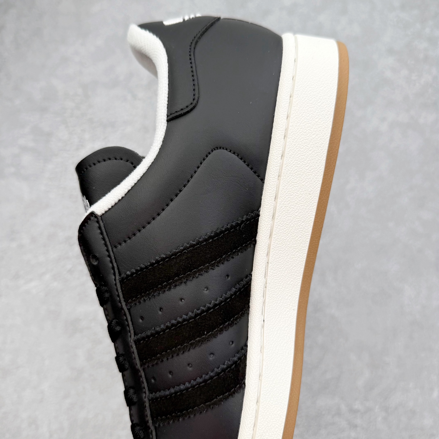 图片[7]-AD Originals Superstar 经典复古贝壳头板鞋 JQ3214 诞生于1969年 是第一双将全皮面鞋 身与橡胶鞋头结合在一起的低帮篮球鞋 Superstar最开始 是作为高帮篮球鞋Pro Model的低帮版本而出现的 但因为其独特和醒目的橡胶鞋头造型而让大家熟知 被大家形象地称为\\\”shelltoe\\\”贝壳头 在70年代的美国职业篮球场上 接近3/4的NBA球员都将这双Superstar作为场上用鞋 80年代之后 经过不断的改良和发展 Superstar逐渐成为横跨时装、音乐、街头文化、休闲和运动等各大领域的时尚潮鞋 尺码：36 36.5 37 38 38.5 39 40 40.5 41 42 42.5 43 44 44.5 45-选品中心