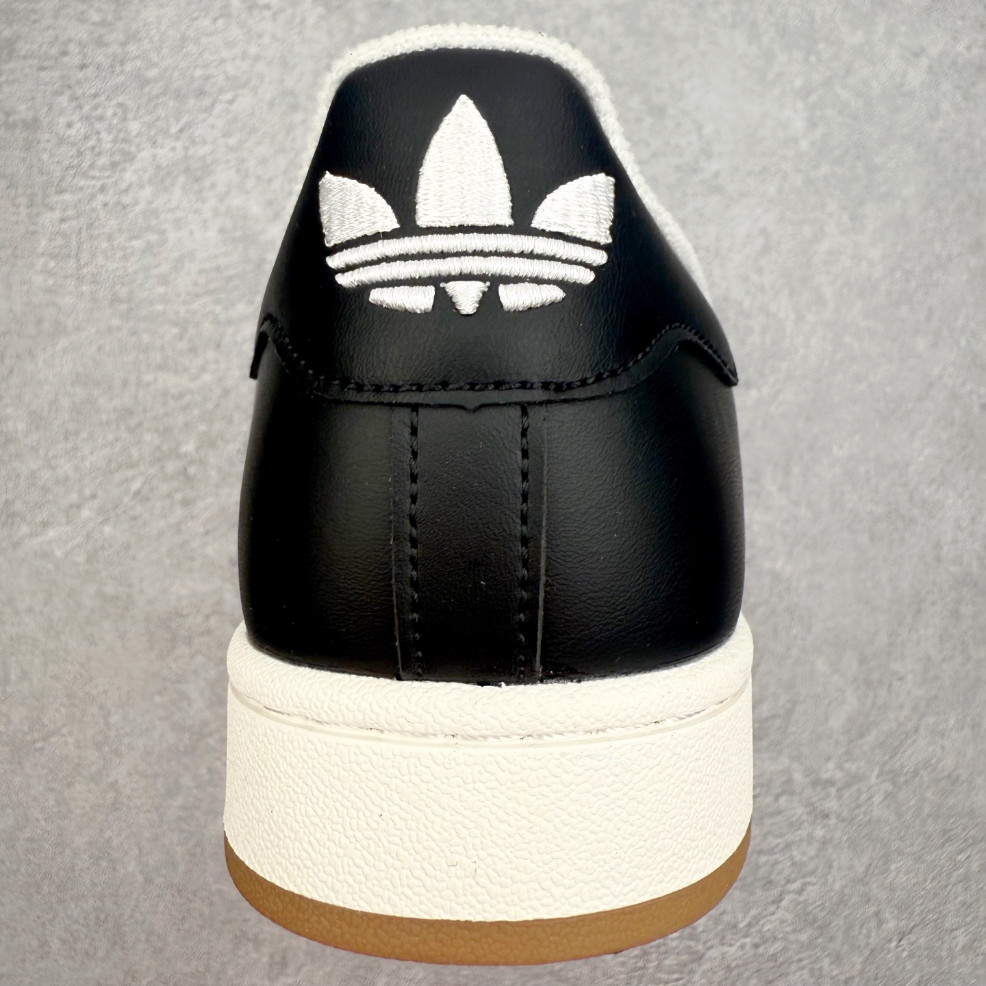 图片[8]-AD Originals Superstar 经典复古贝壳头板鞋 JQ3214 诞生于1969年 是第一双将全皮面鞋 身与橡胶鞋头结合在一起的低帮篮球鞋 Superstar最开始 是作为高帮篮球鞋Pro Model的低帮版本而出现的 但因为其独特和醒目的橡胶鞋头造型而让大家熟知 被大家形象地称为\\\”shelltoe\\\”贝壳头 在70年代的美国职业篮球场上 接近3/4的NBA球员都将这双Superstar作为场上用鞋 80年代之后 经过不断的改良和发展 Superstar逐渐成为横跨时装、音乐、街头文化、休闲和运动等各大领域的时尚潮鞋 尺码：36 36.5 37 38 38.5 39 40 40.5 41 42 42.5 43 44 44.5 45-选品中心