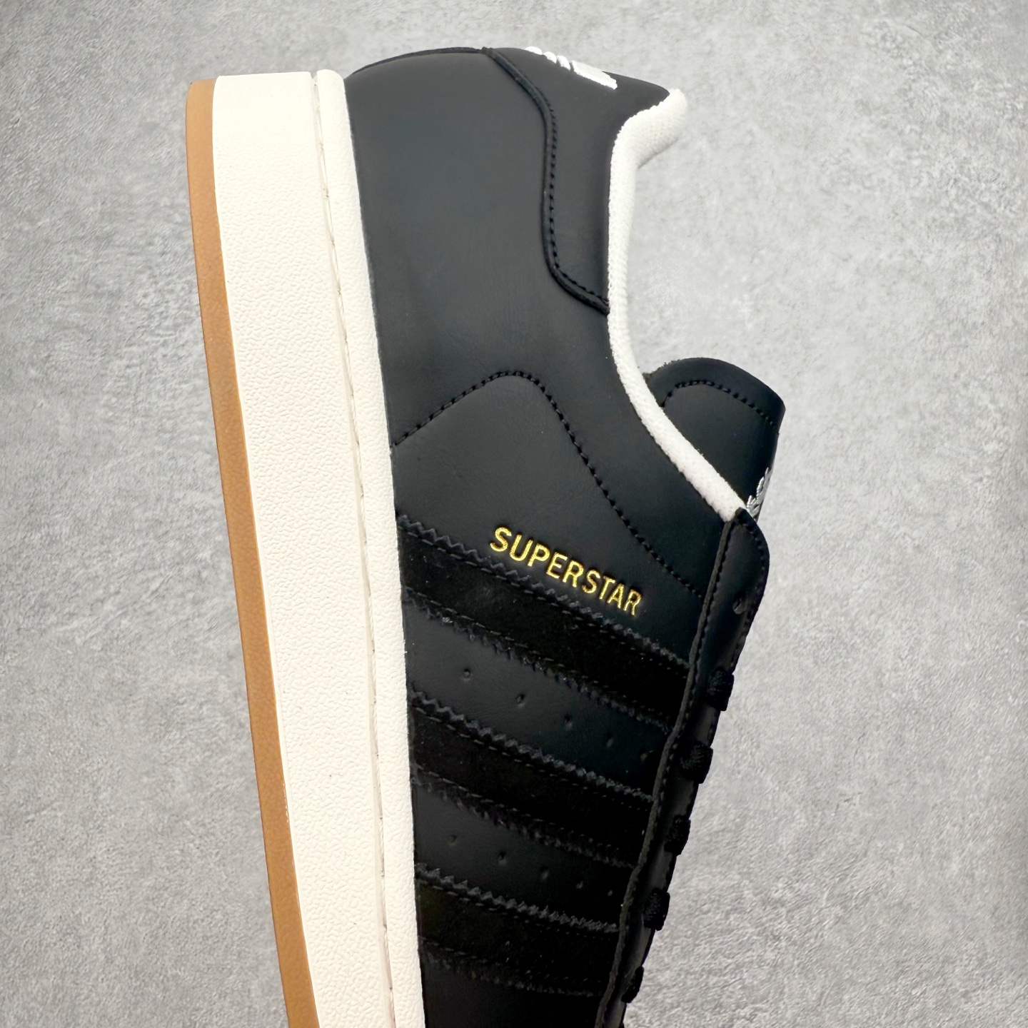 图片[6]-AD Originals Superstar 经典复古贝壳头板鞋 JQ3214 诞生于1969年 是第一双将全皮面鞋 身与橡胶鞋头结合在一起的低帮篮球鞋 Superstar最开始 是作为高帮篮球鞋Pro Model的低帮版本而出现的 但因为其独特和醒目的橡胶鞋头造型而让大家熟知 被大家形象地称为\\\”shelltoe\\\”贝壳头 在70年代的美国职业篮球场上 接近3/4的NBA球员都将这双Superstar作为场上用鞋 80年代之后 经过不断的改良和发展 Superstar逐渐成为横跨时装、音乐、街头文化、休闲和运动等各大领域的时尚潮鞋 尺码：36 36.5 37 38 38.5 39 40 40.5 41 42 42.5 43 44 44.5 45-选品中心